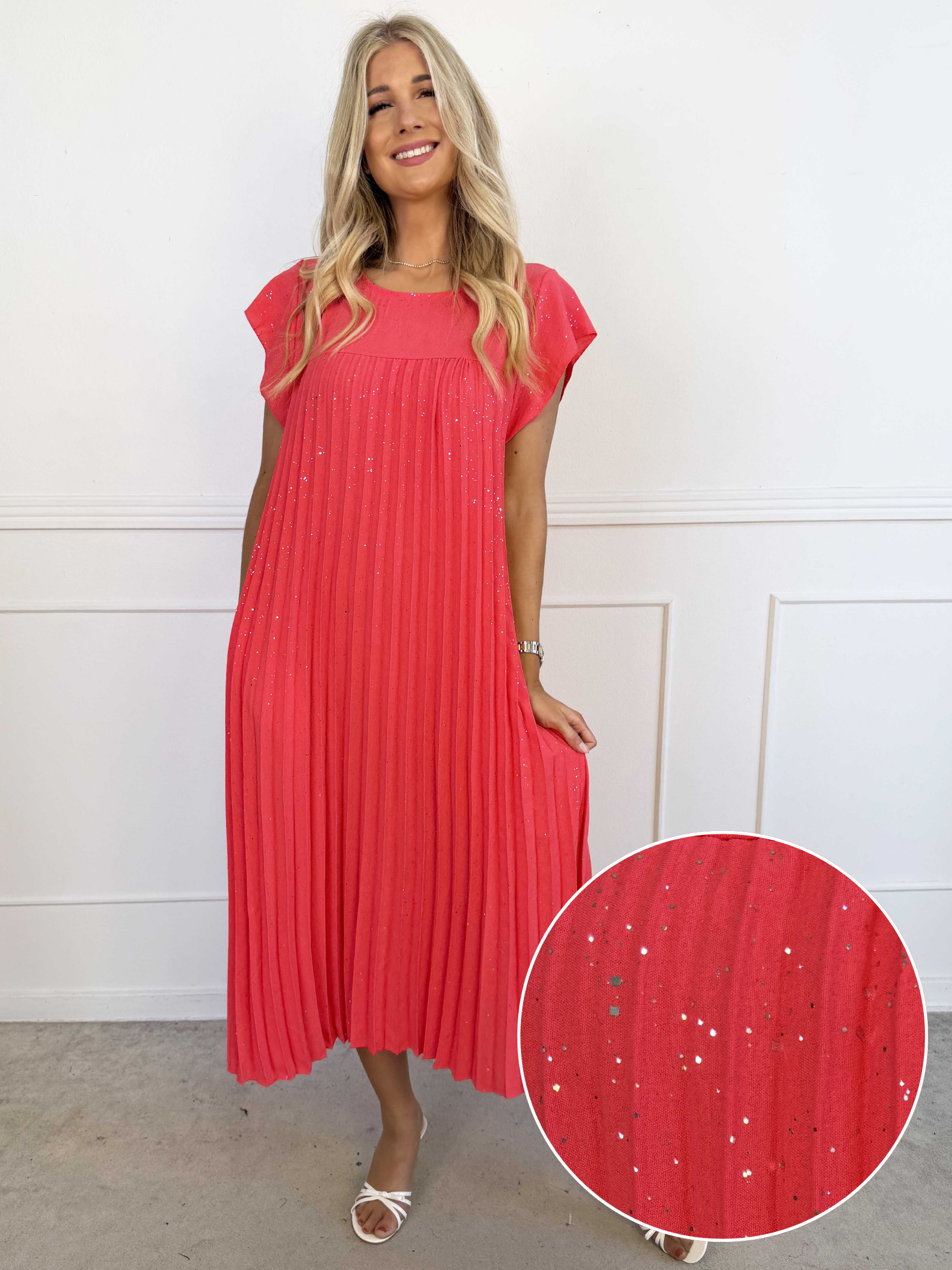 Nancy Glitter - Lang plus size kjole med plisseringer og lommer