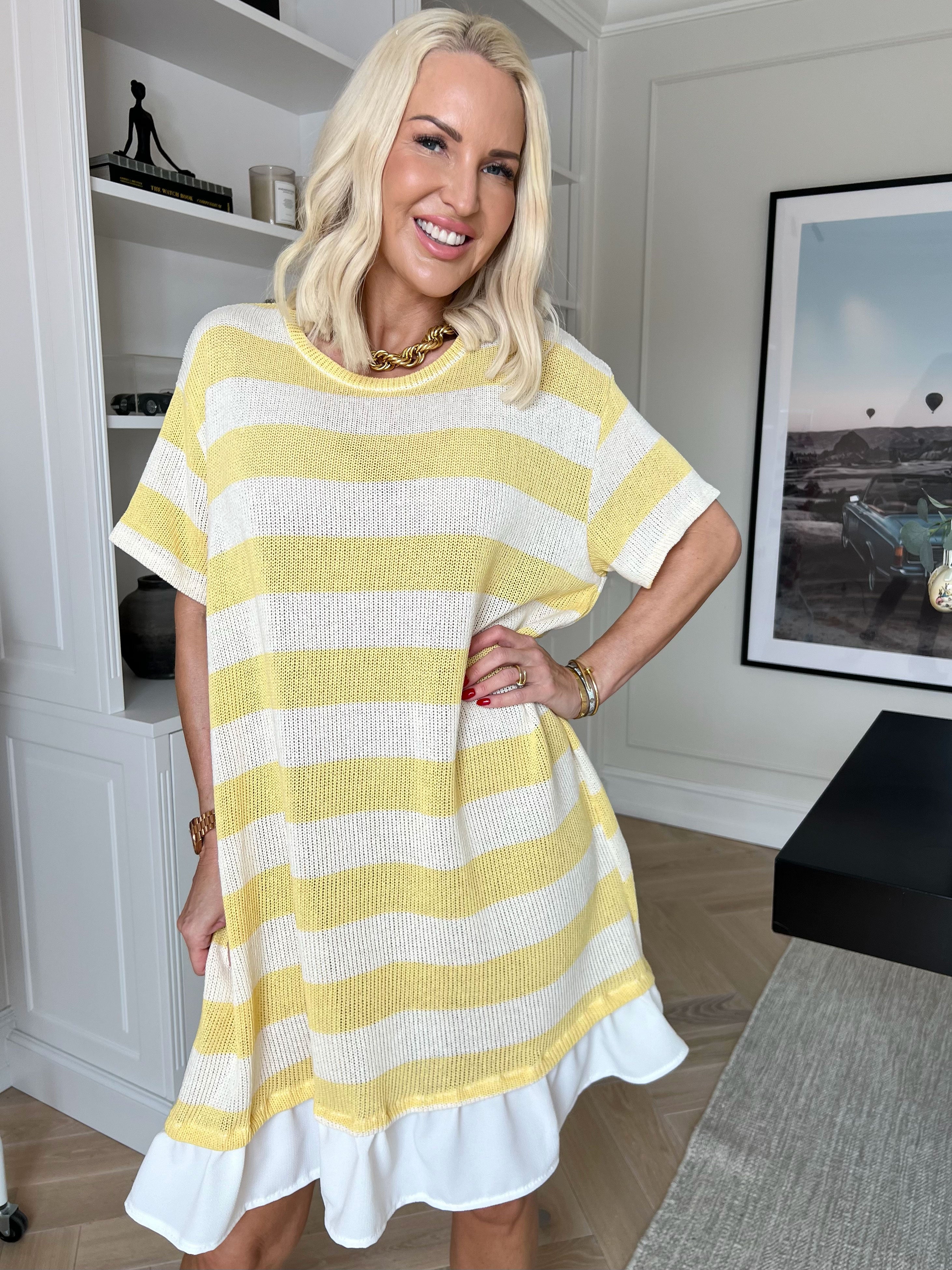 Abigal - Oversized stribet strikkjole i bomuld med korte ærmer og flæsekant forneden