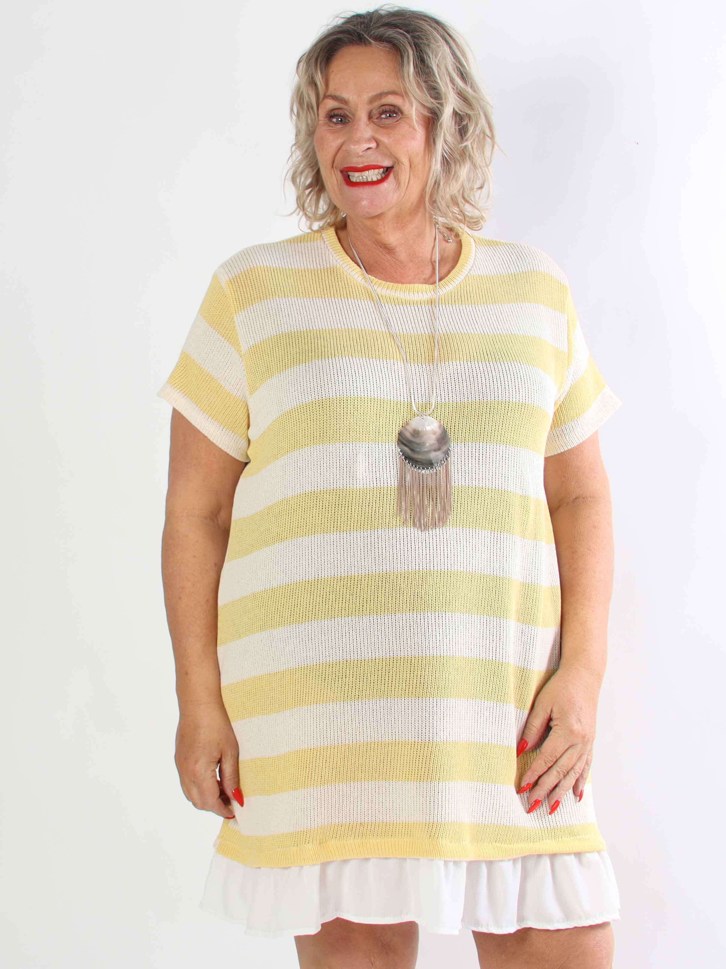 Abigal - Plus size stribet strikkjole i bomuld med korte ærmer og flæsekant forneden