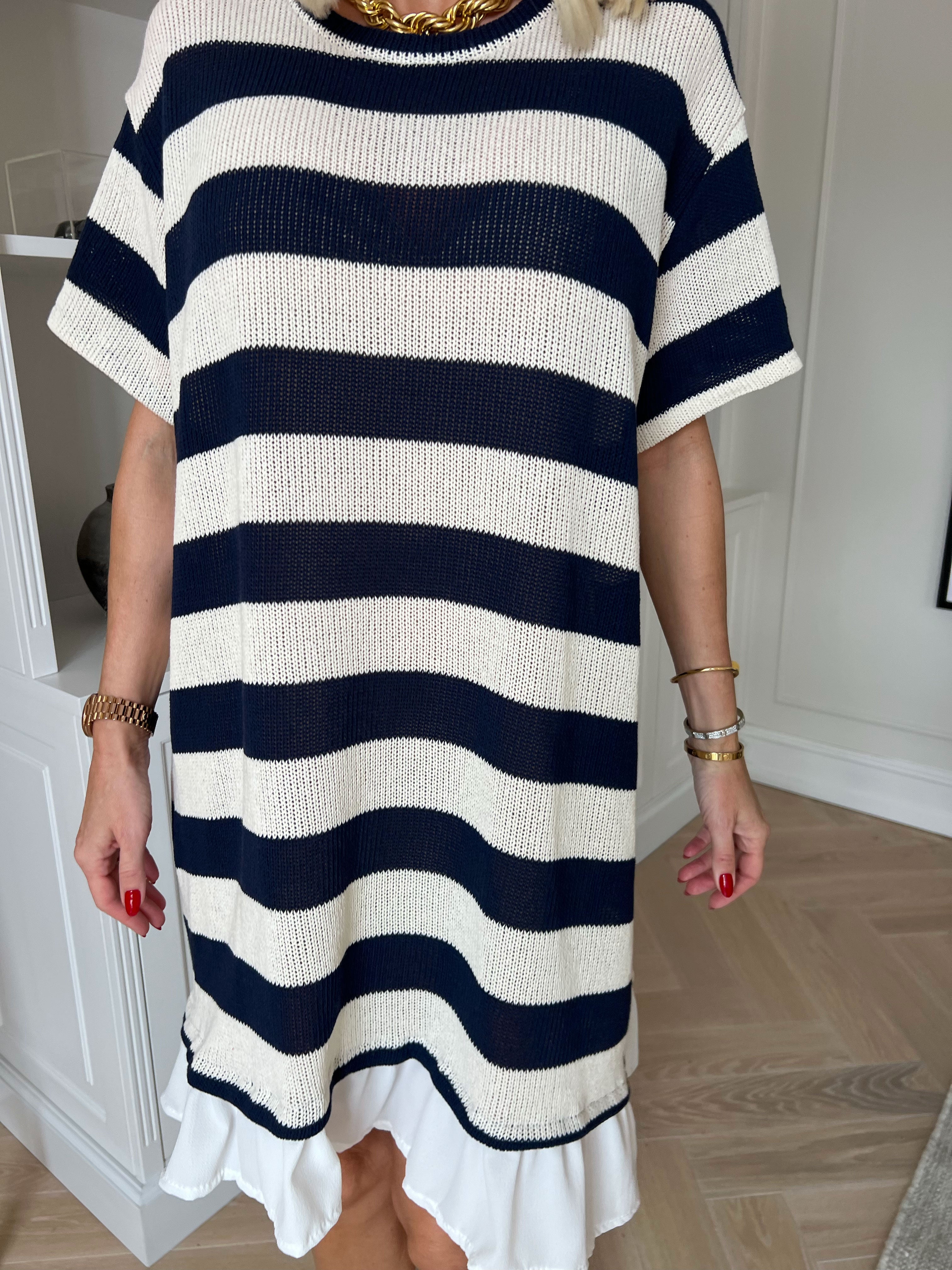 Abigal - Oversized stribet strikkjole i bomuld med korte ærmer og flæsekant forneden