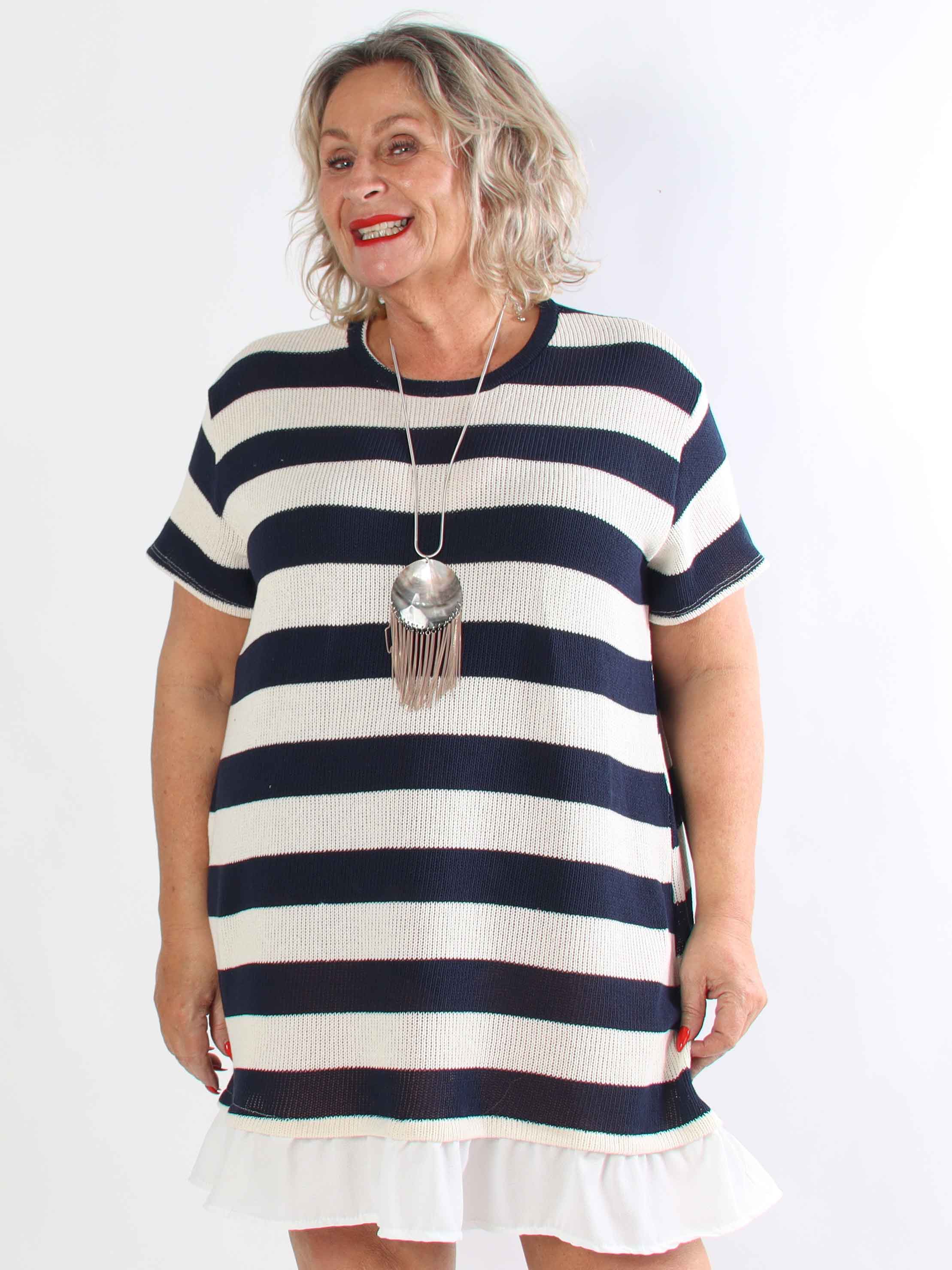 Abigal - Plus size stribet strikkjole i bomuld med korte ærmer og flæsekant forneden