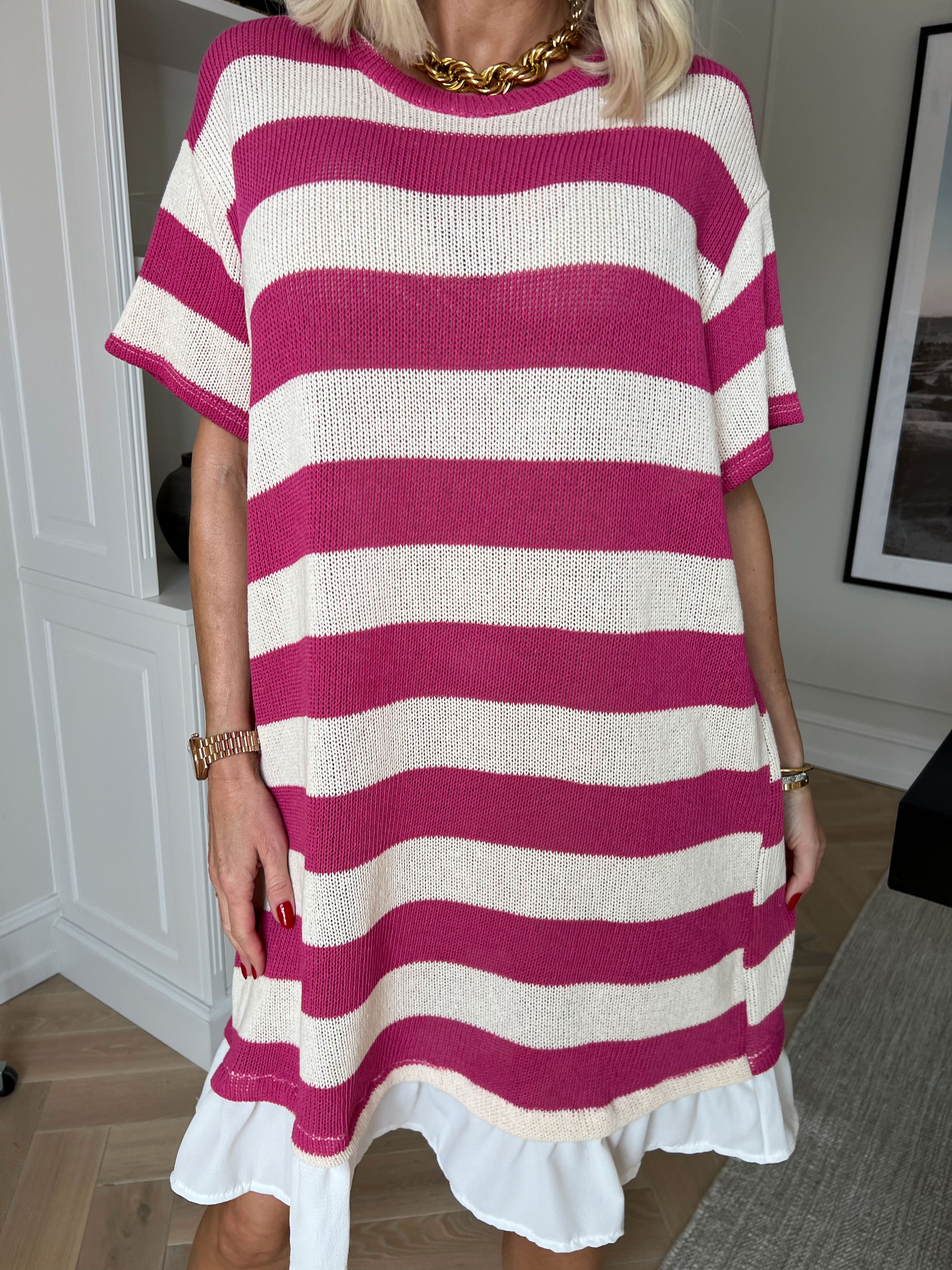 Abigal - Oversized stribet strikkjole i bomuld med korte ærmer og flæsekant forneden