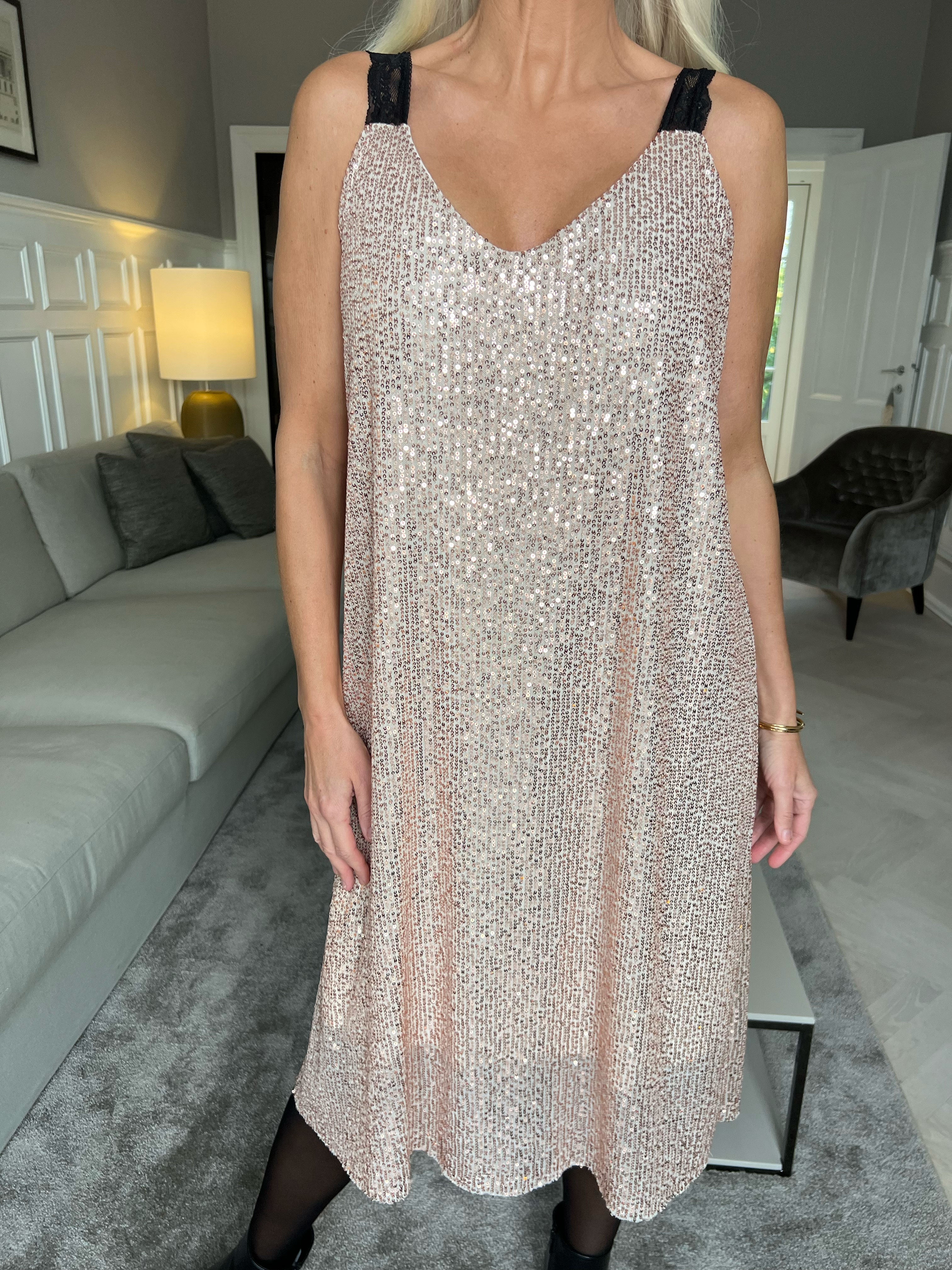 Agathe - Fin pailletkjole med blondestropper