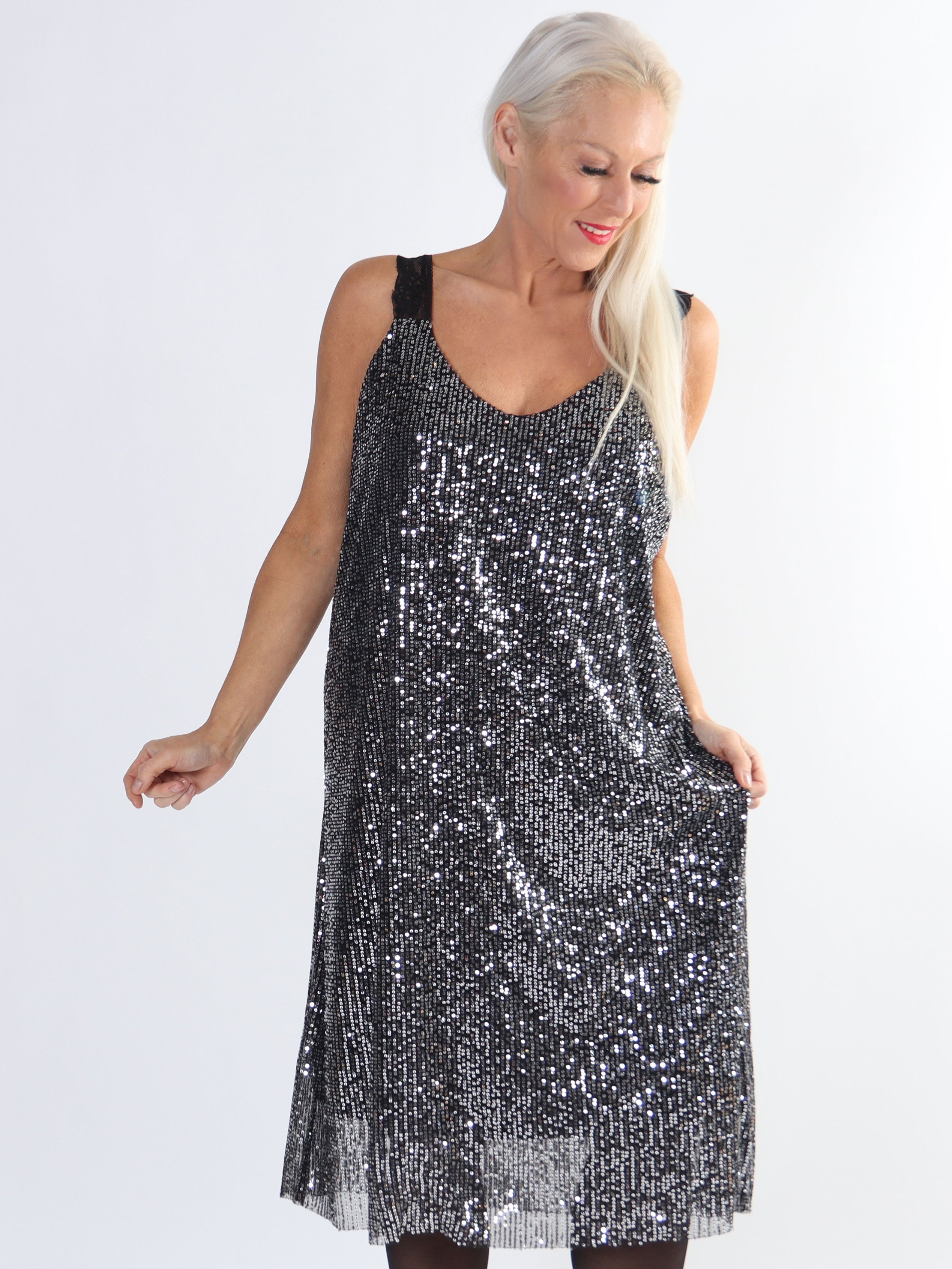 Agathe - Fin plus size pailletkjole med blondestropper