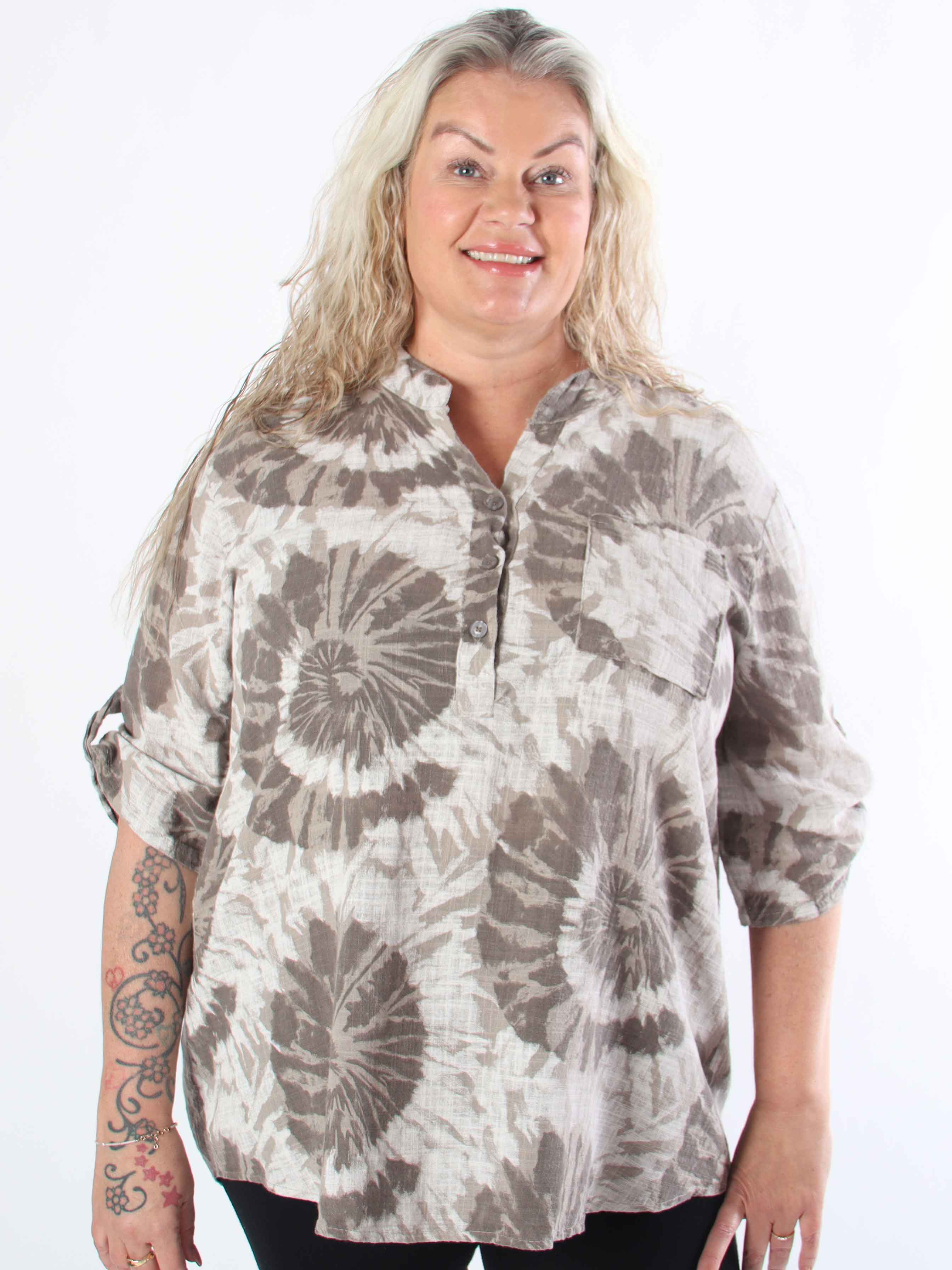 Akella - Mønstret plus size skjorte i let bomuldsstof