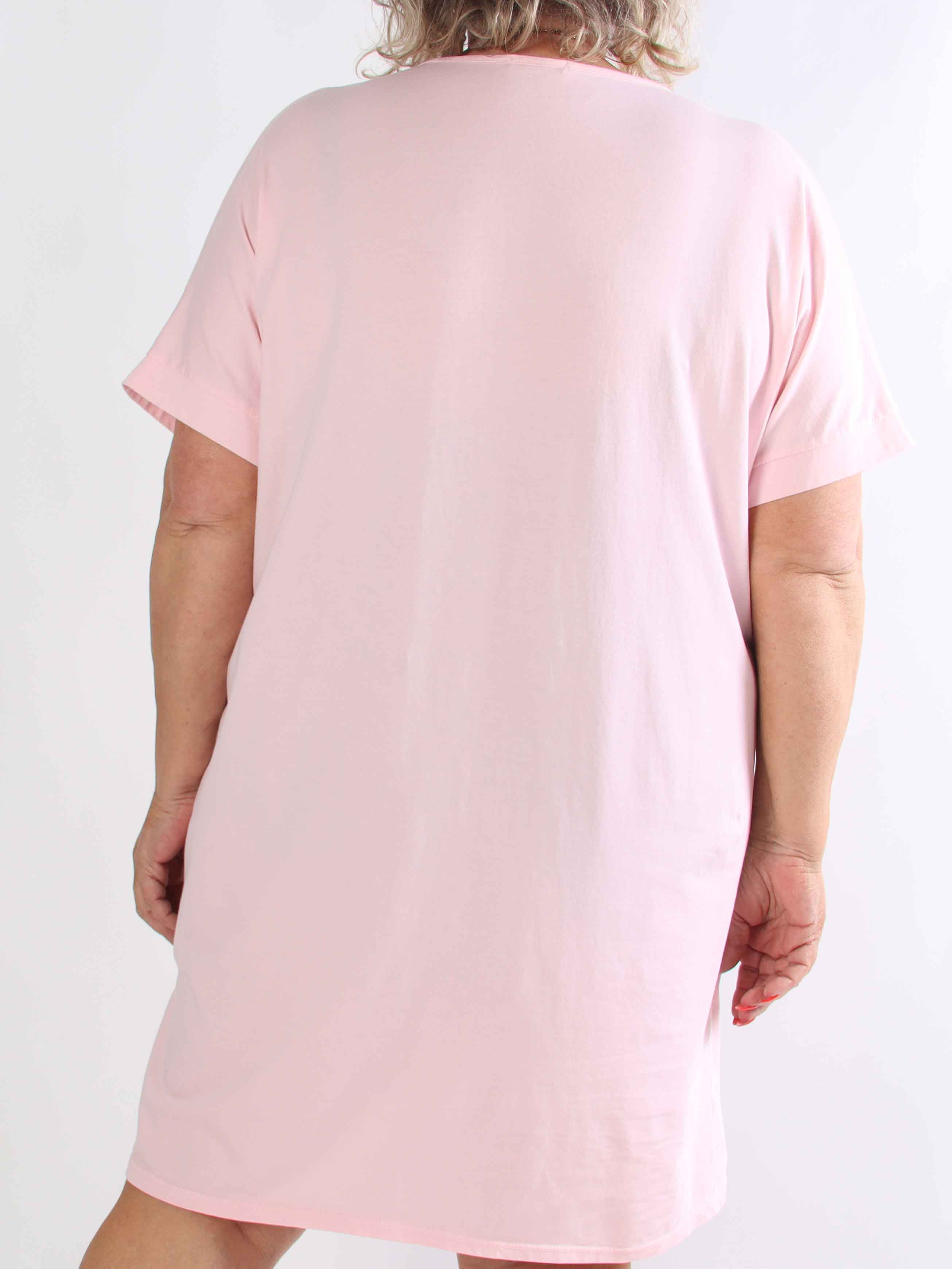 Alana - Plus size t-shirtkjole i bomuld med fejrmotiver foran