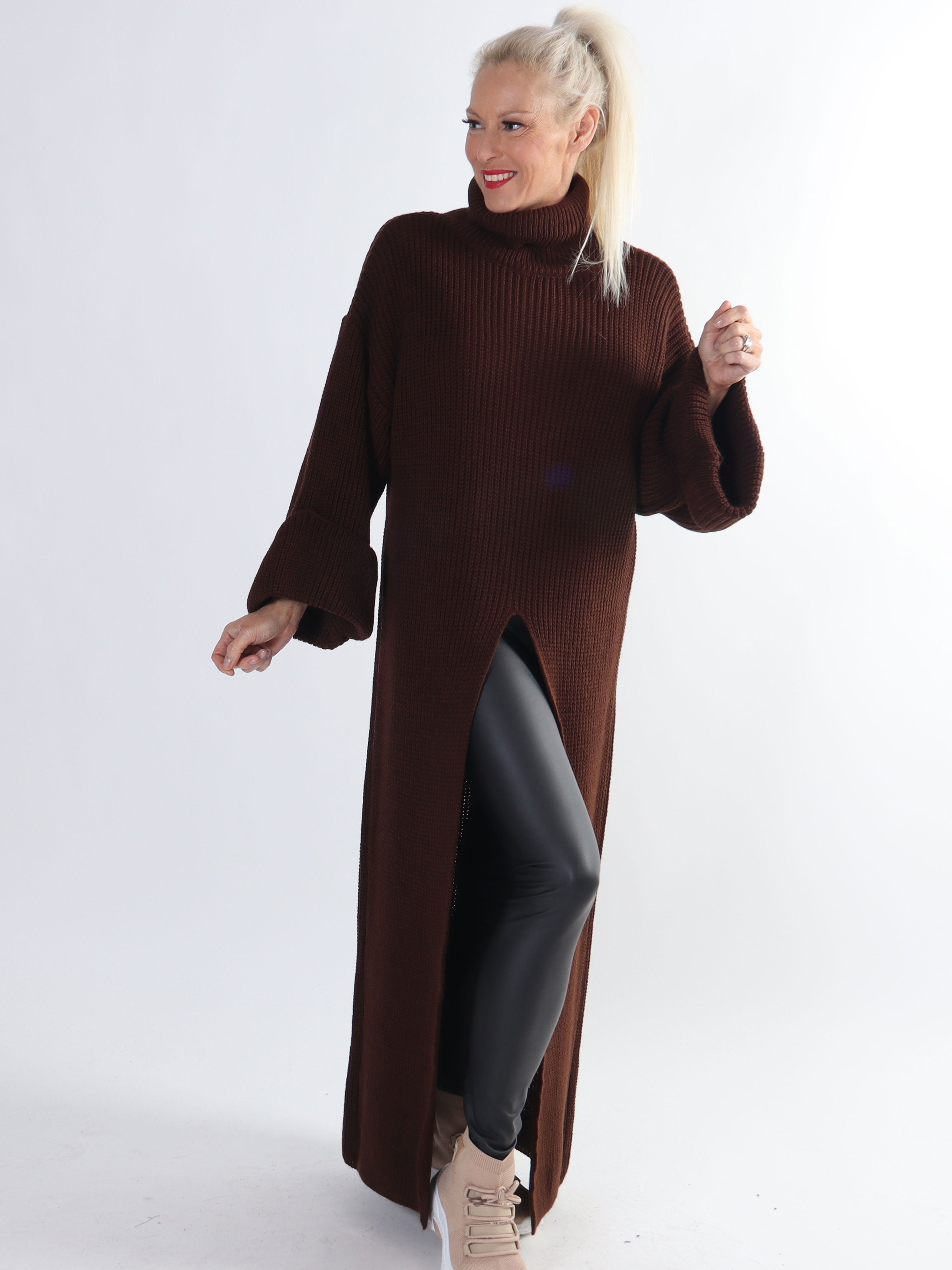 Alba - Lang højhalset strikkjole med højt slids i midten