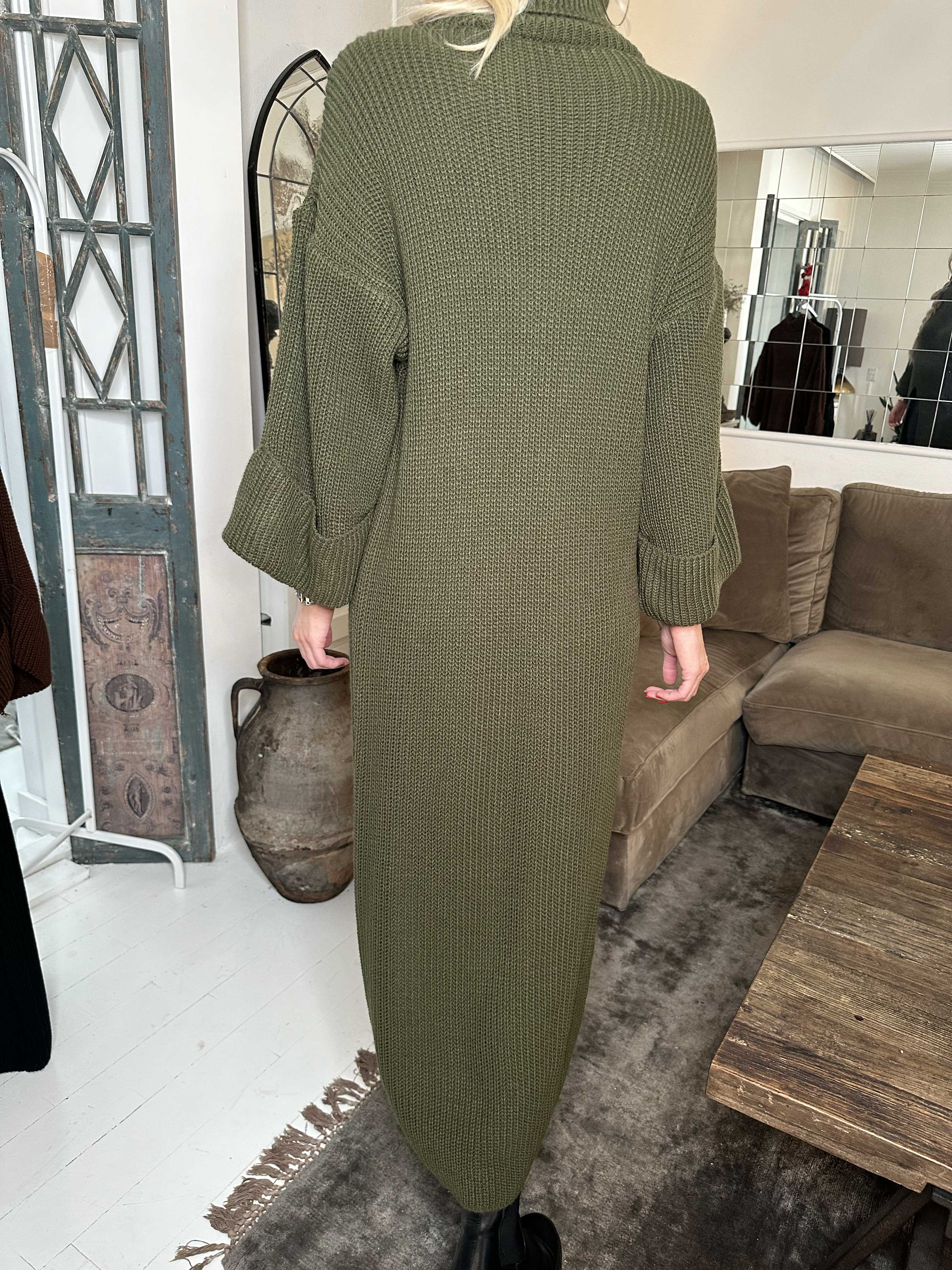 Alba - Lang højhalset strikkjole med højt slids i midten