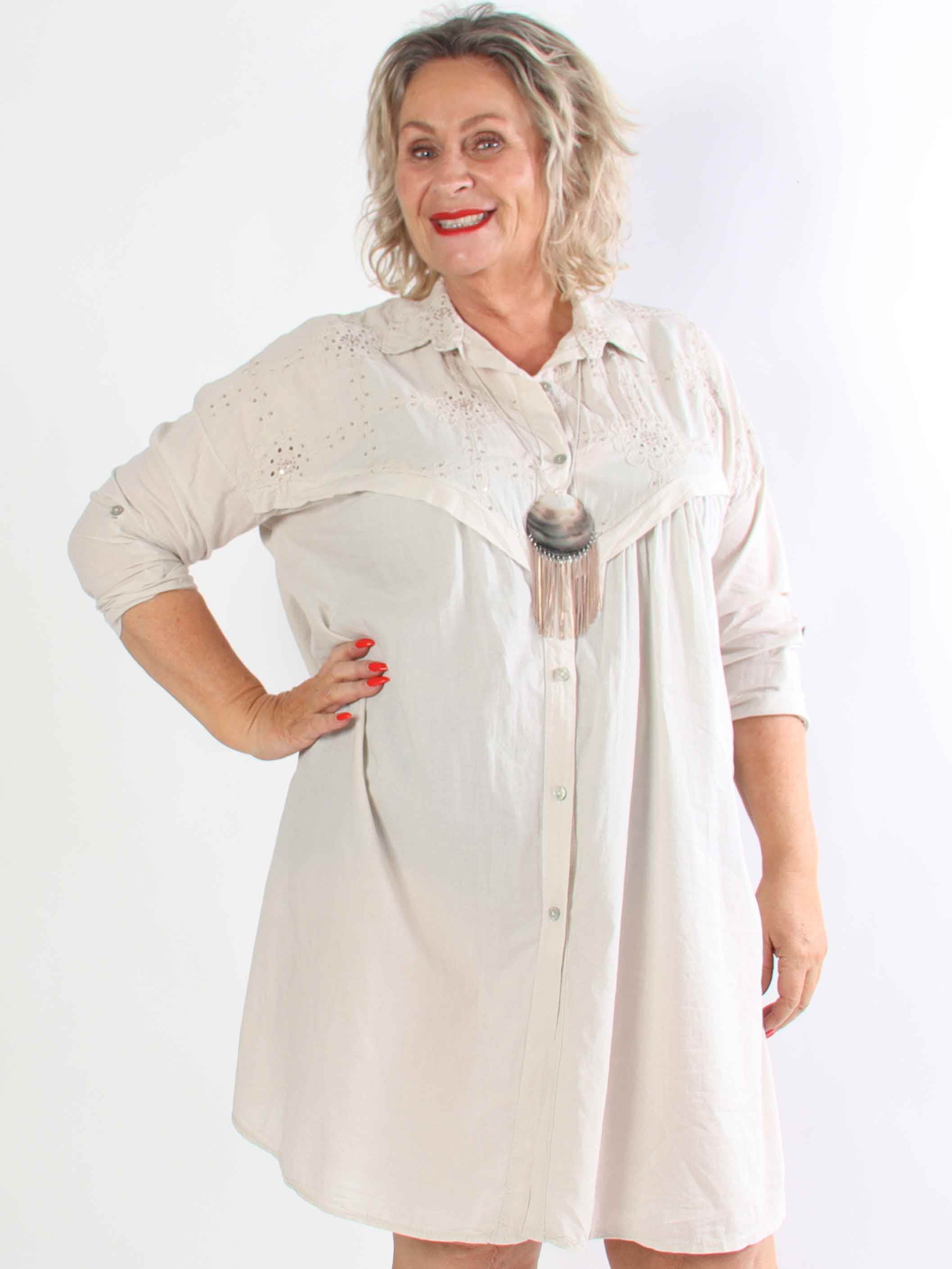 Alfreda - Plus size skjortekjole i bomuld med broderet mønster og pailletter