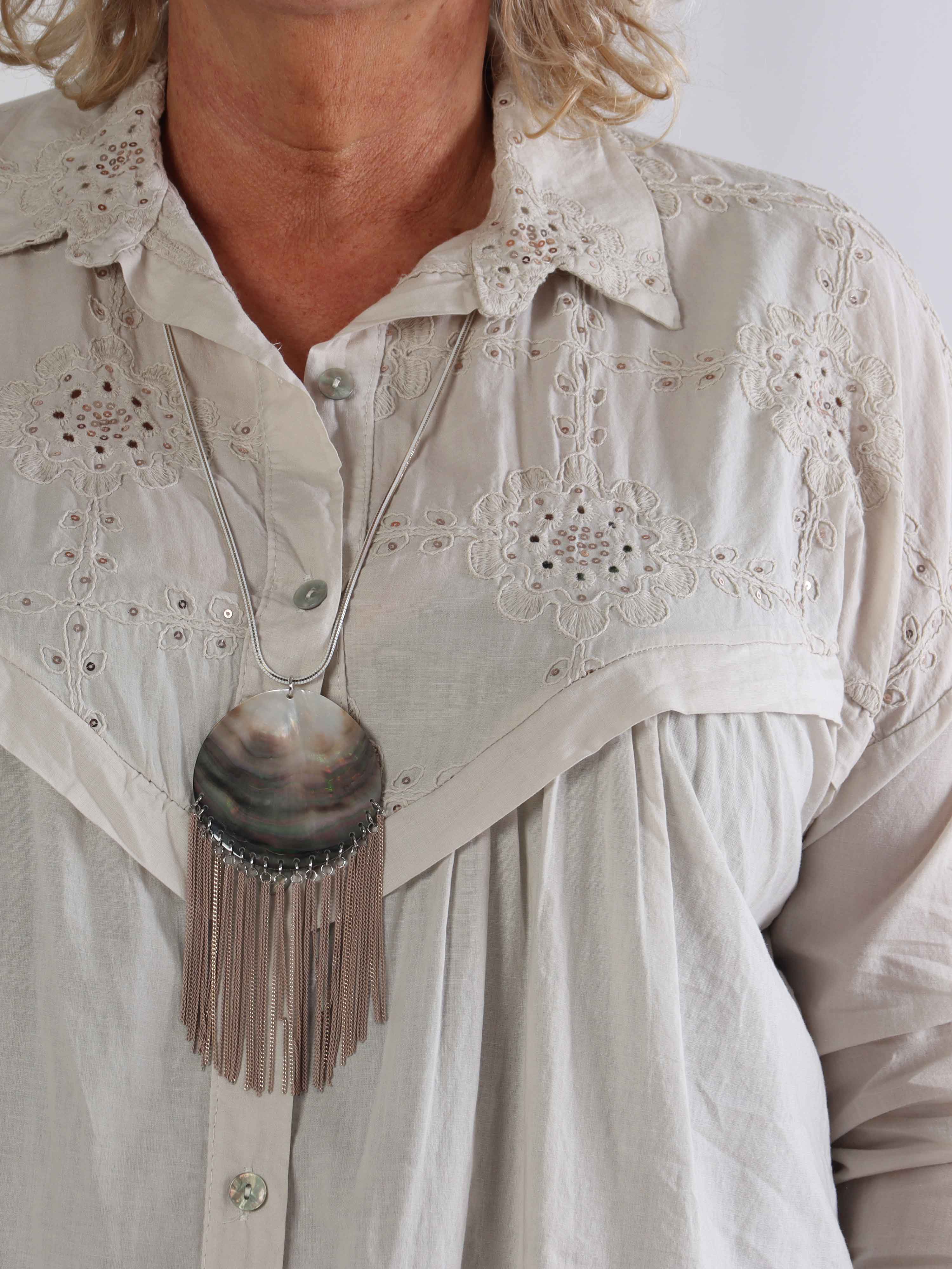 Alfreda - Plus size skjortekjole i bomuld med broderet mønster og pailletter