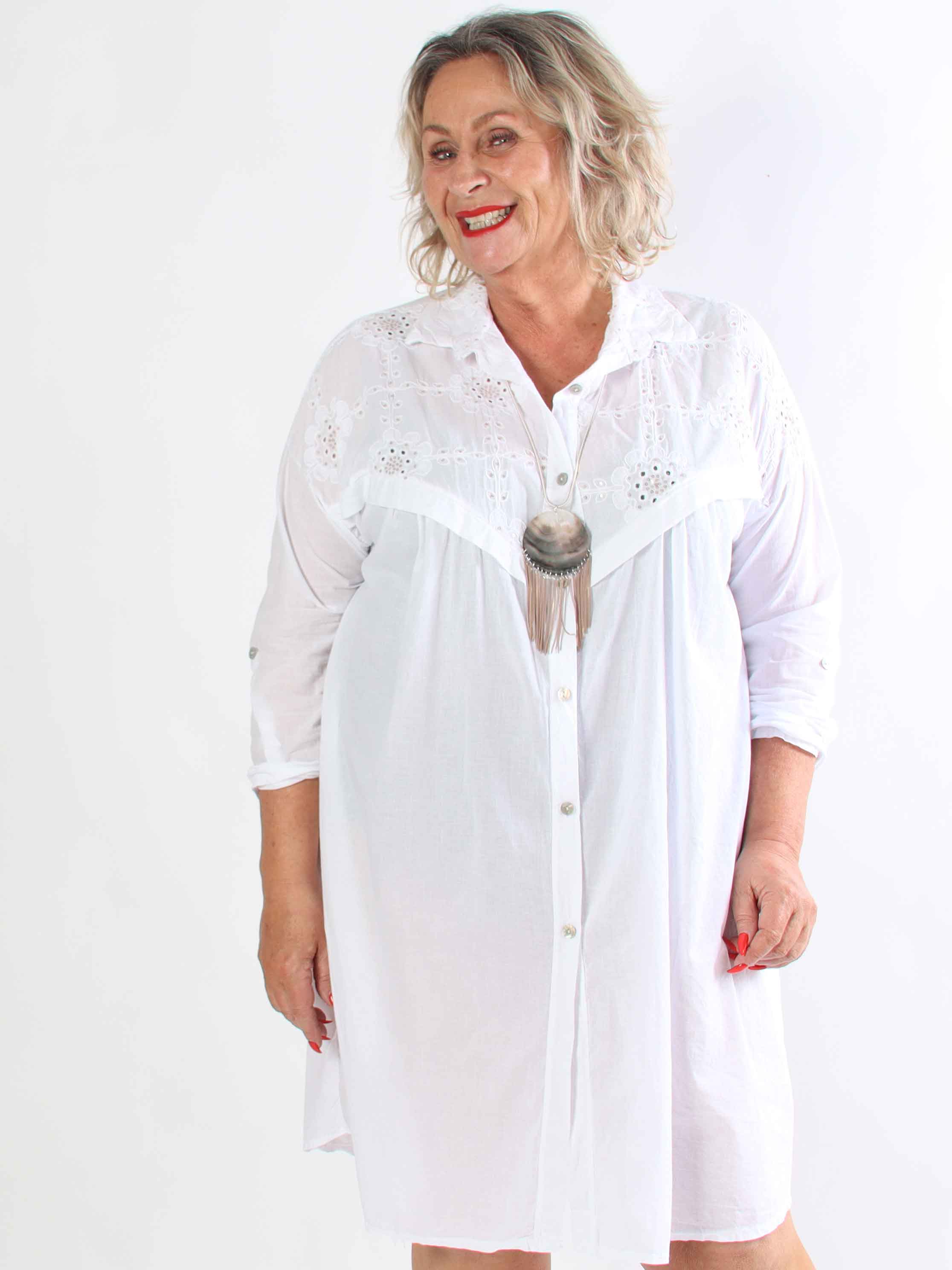 Alfreda - Plus size skjortekjole i bomuld med broderet mønster og pailletter