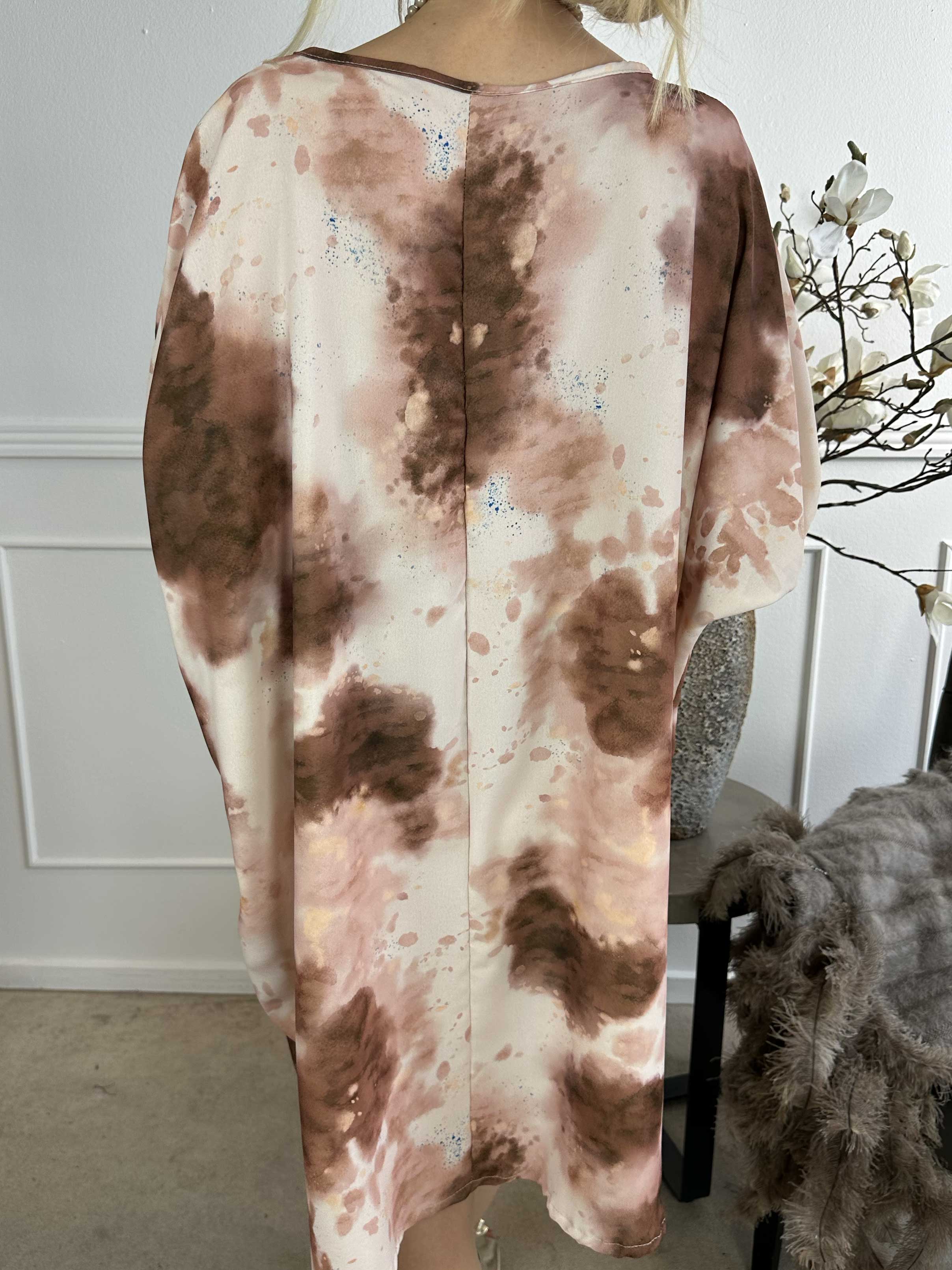 Alfrida - Batikmønstret kjole i løs pasform