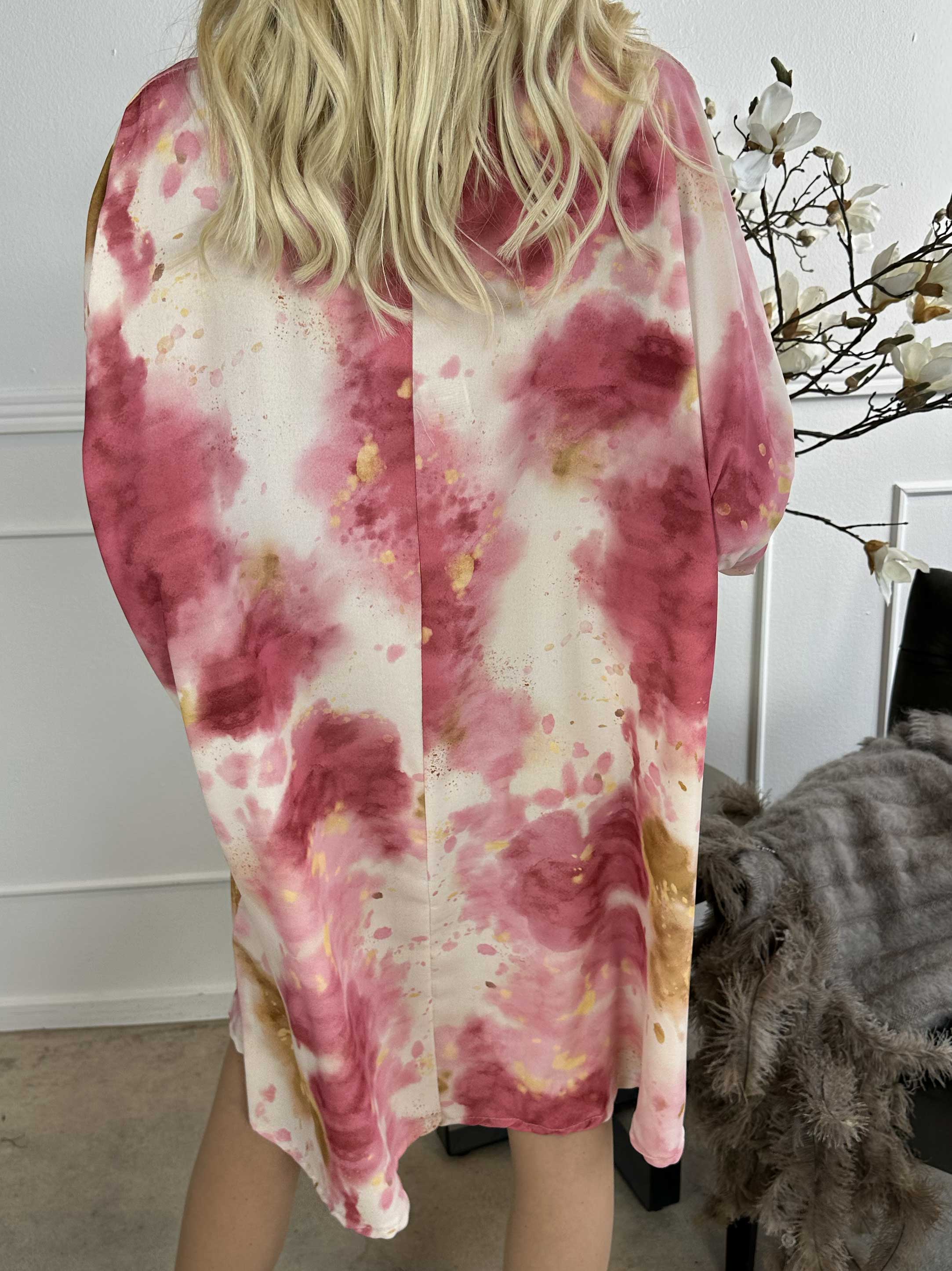 Alfrida - Batikmønstret kjole i løs pasform