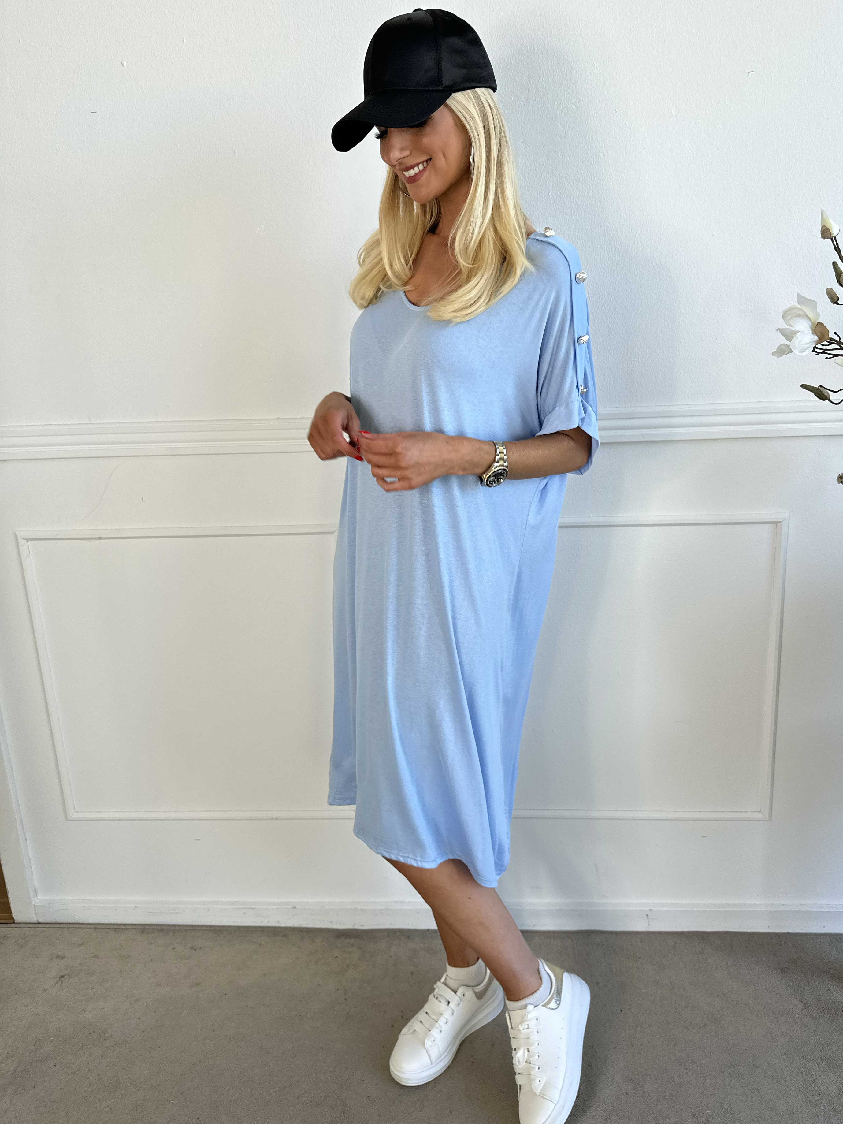 Alli - Sød t-shirtkjole med knapdetaljer på skulderen