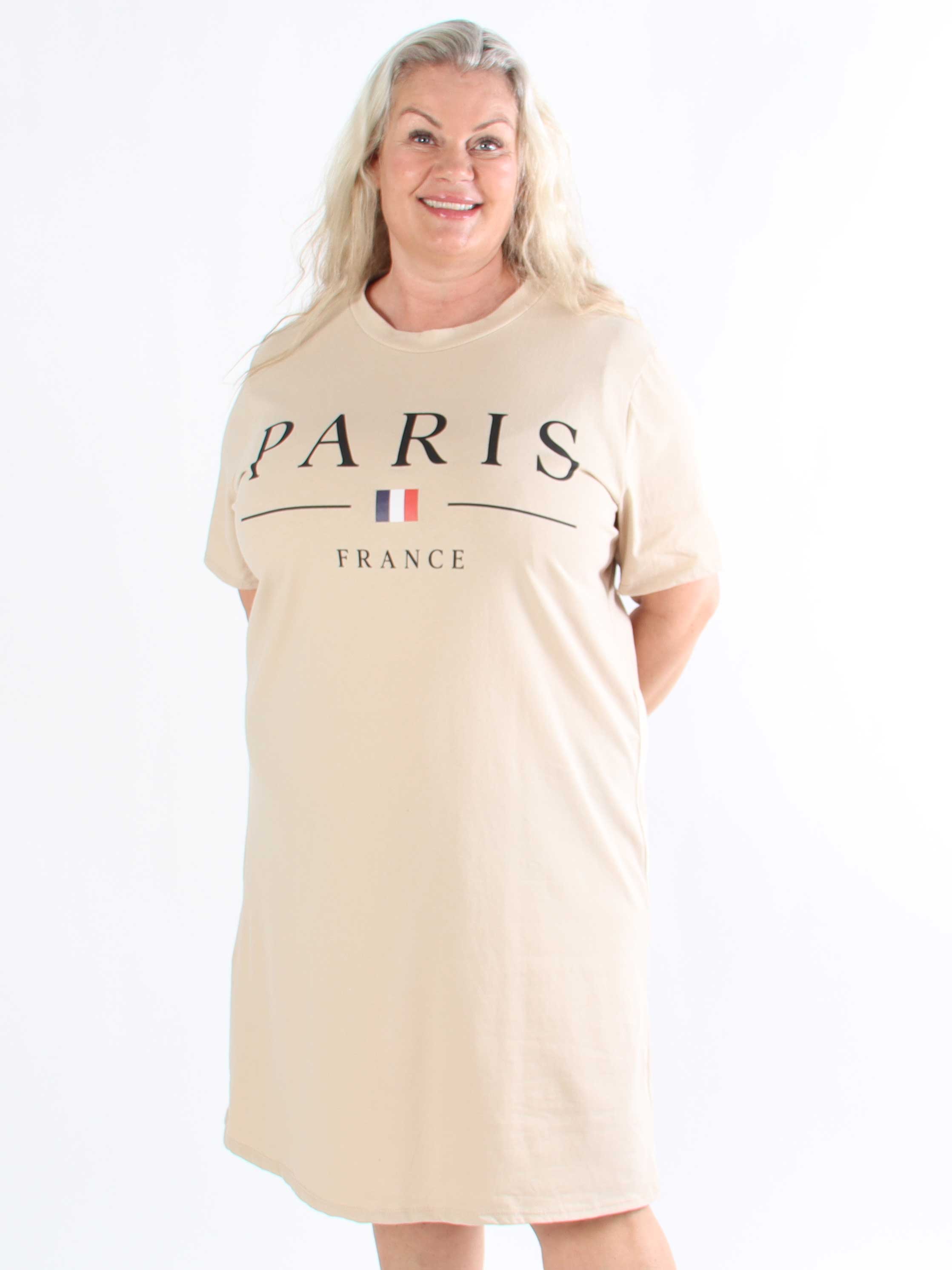 Alice - Plus size kjole i bomuld med Paris stående på brystet