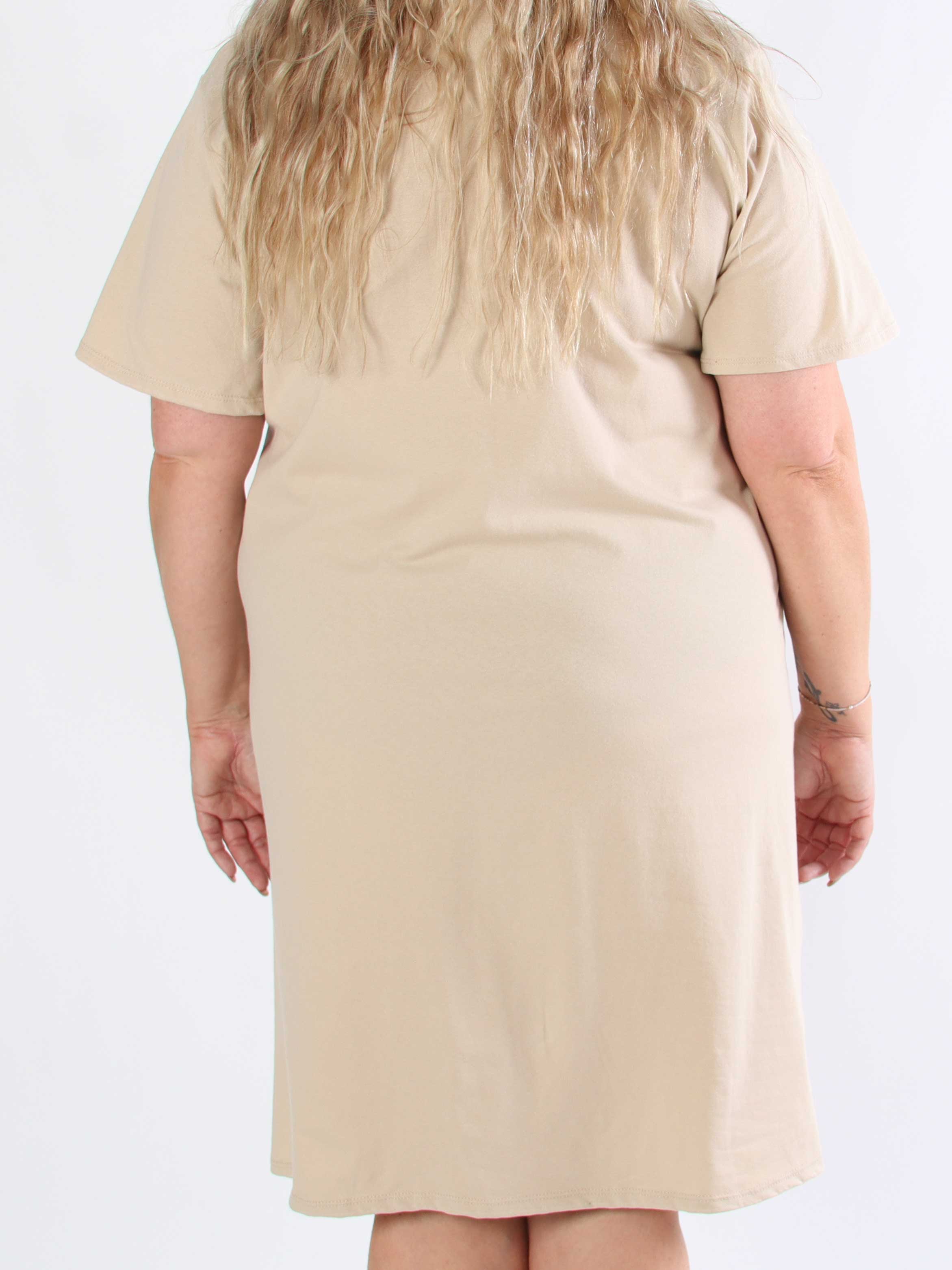 Alice - Plus size kjole i bomuld med Paris stående på brystet