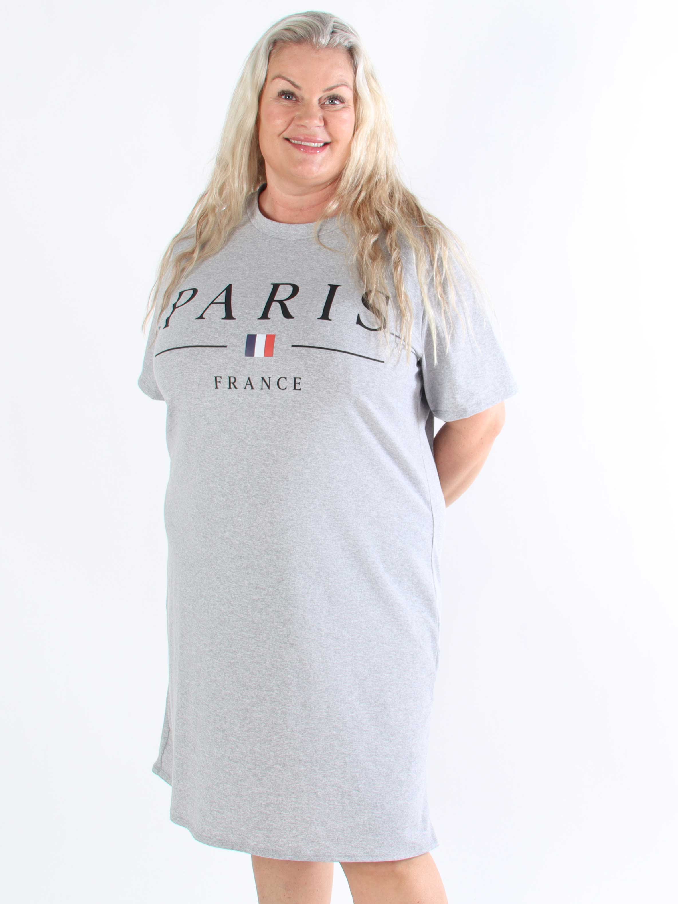 Alice - Plus size kjole i bomuld med Paris stående på brystet