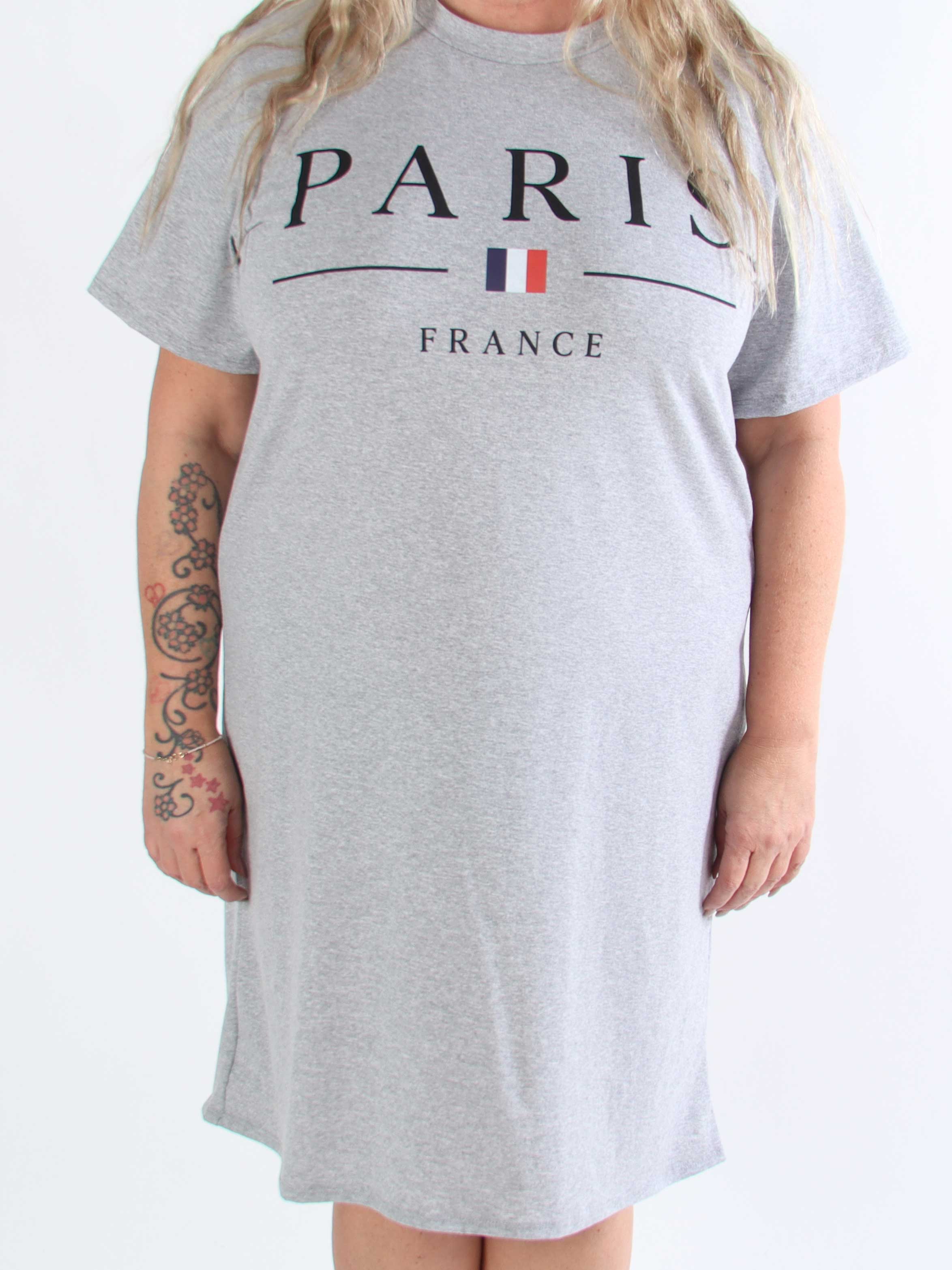 Alice - Plus size kjole i bomuld med Paris stående på brystet