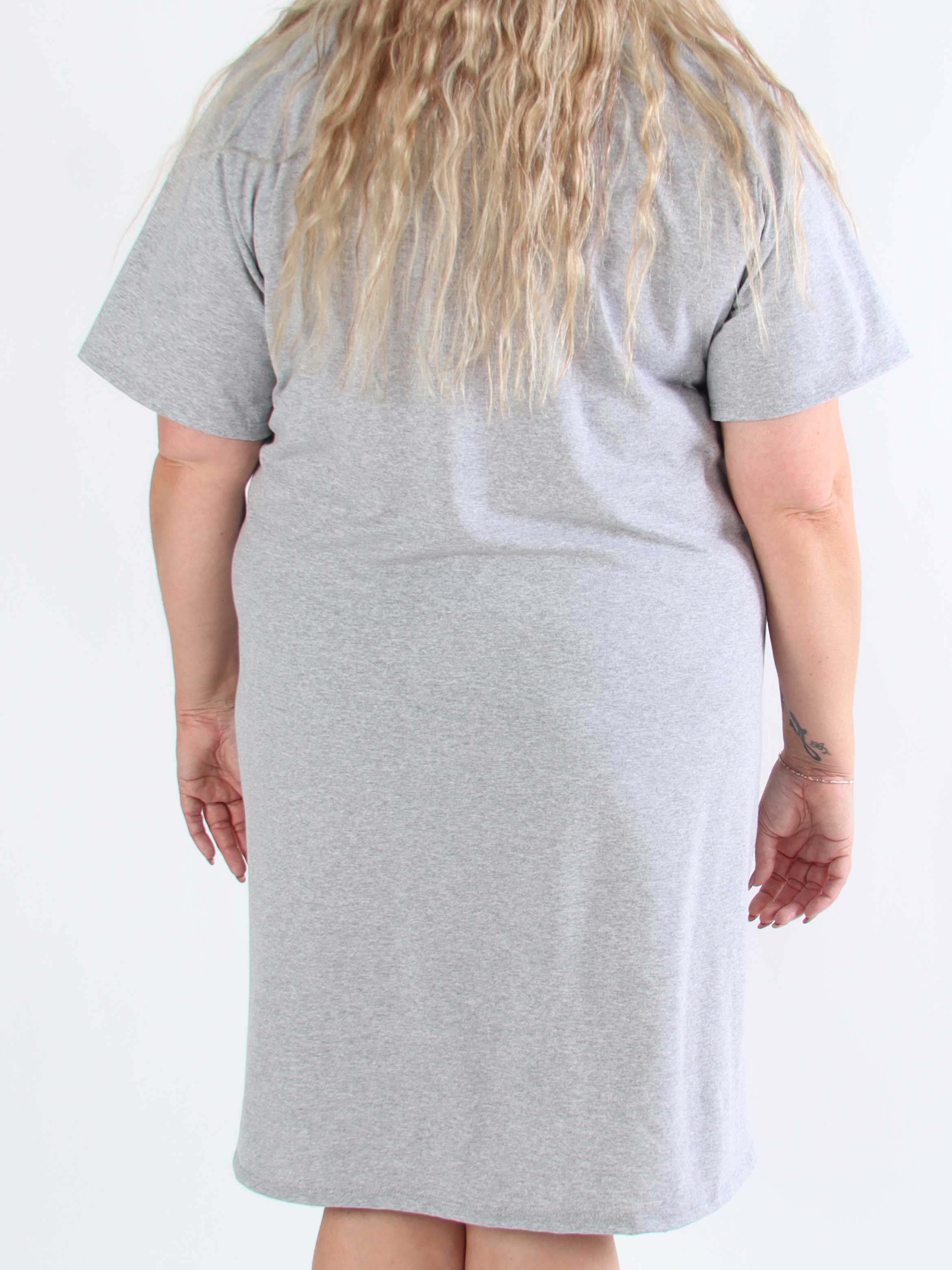 Alice - Plus size kjole i bomuld med Paris stående på brystet