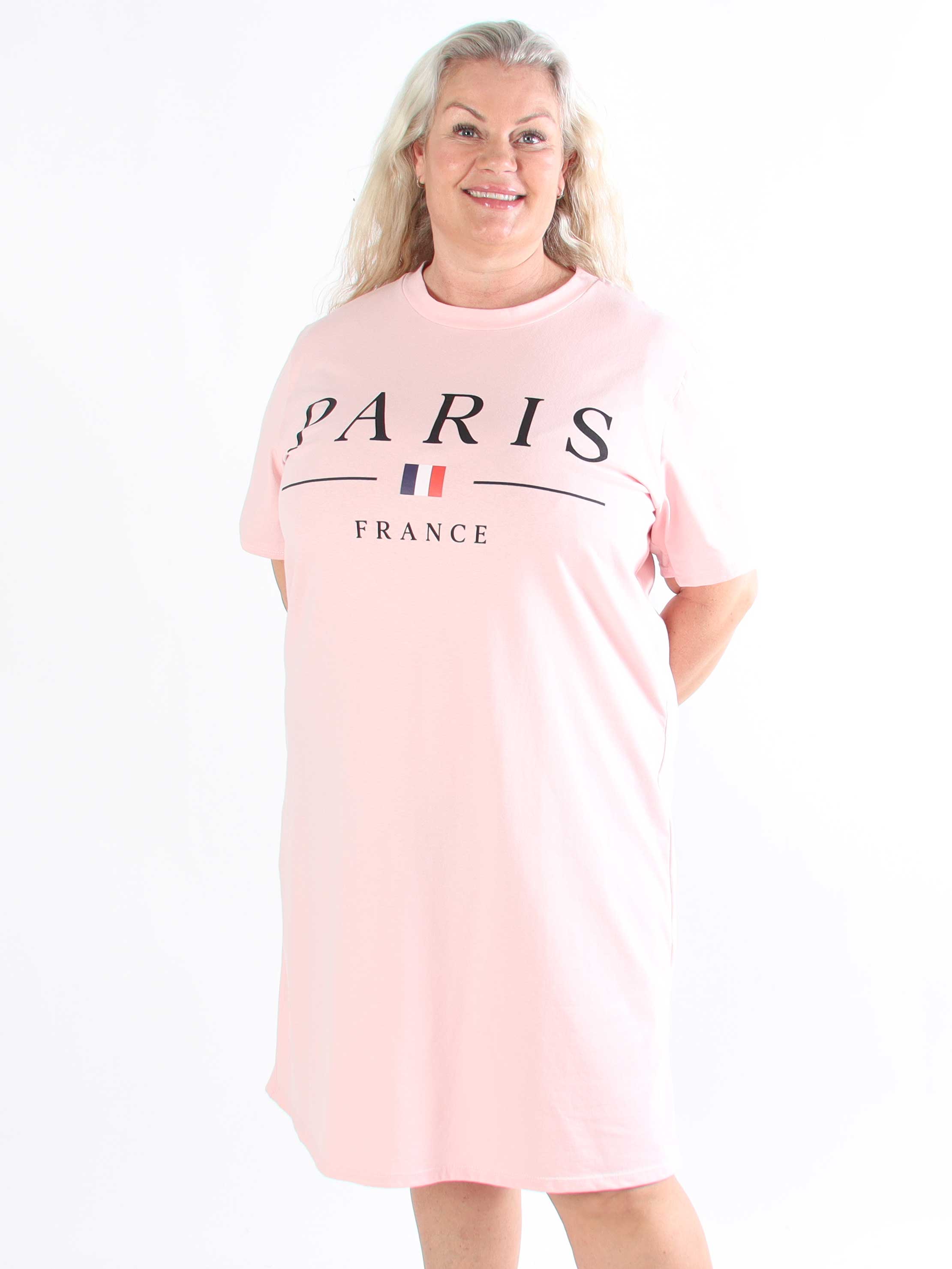 Alice - Plus size kjole i bomuld med Paris stående på brystet