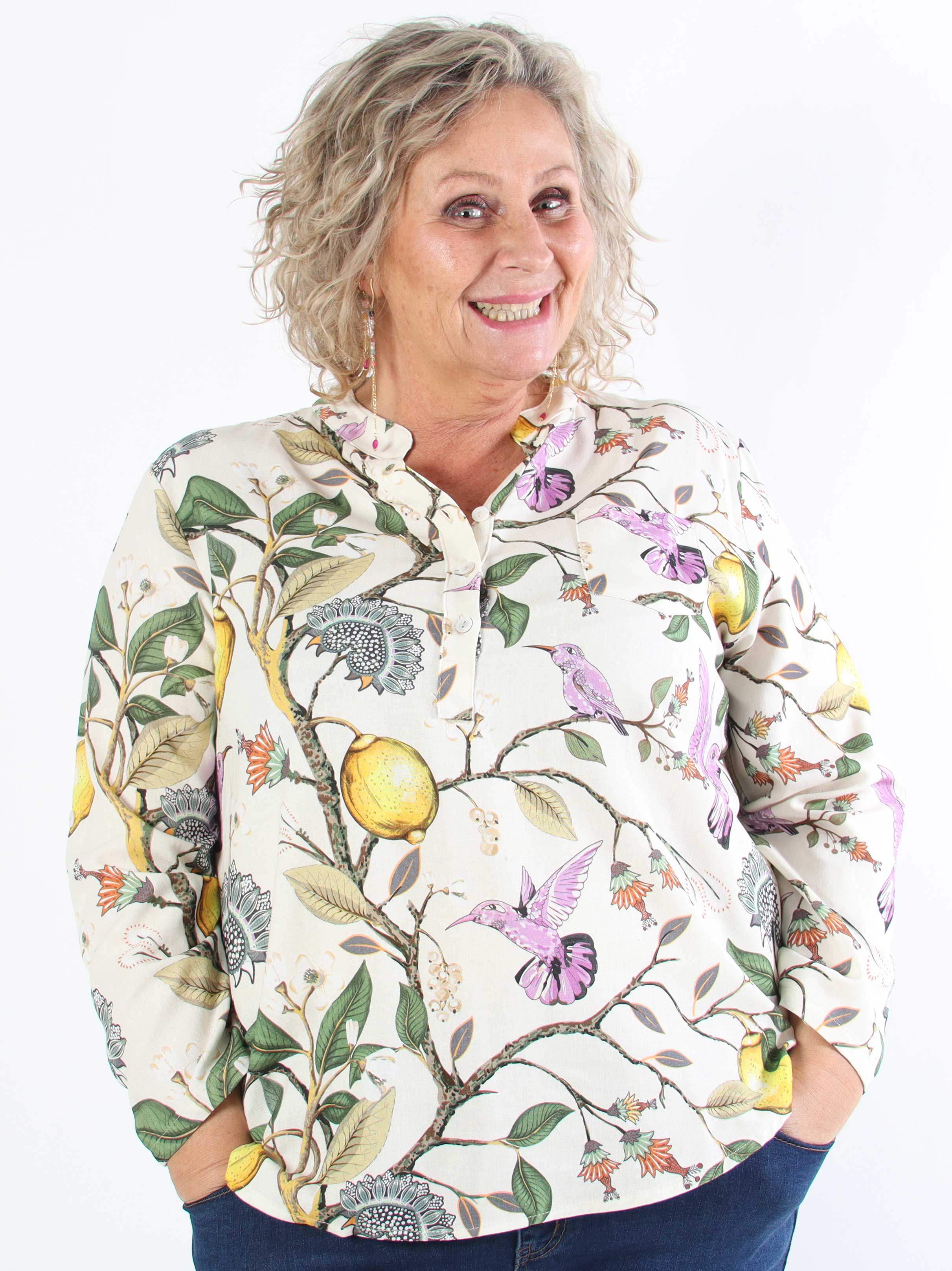 Almira - Plus size skjorte i hør og bomuld med fuglemotiver