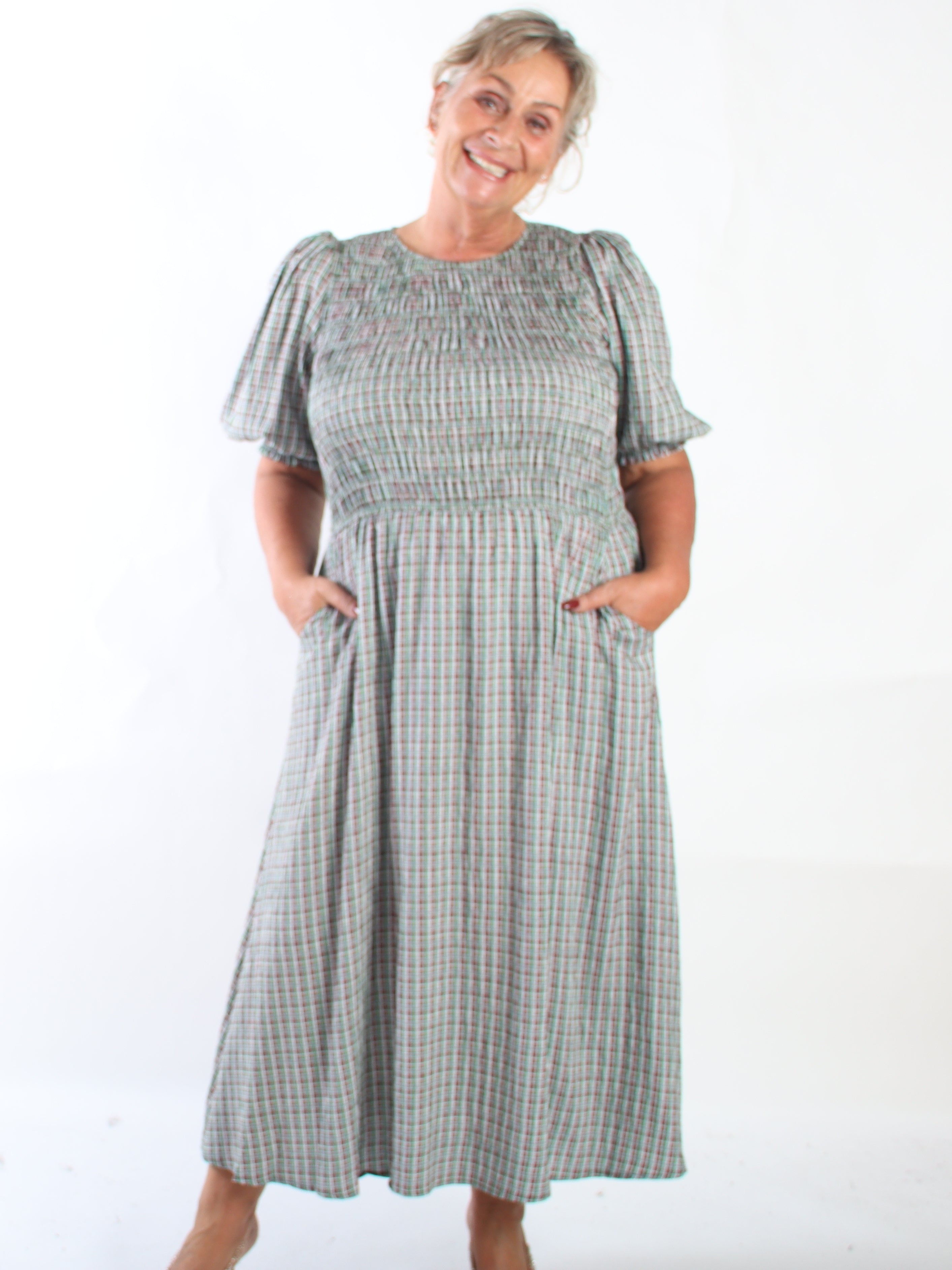Amalie Check - Fin ternet plus size kjole i viskose med smock over brystet og søde pufærmer
