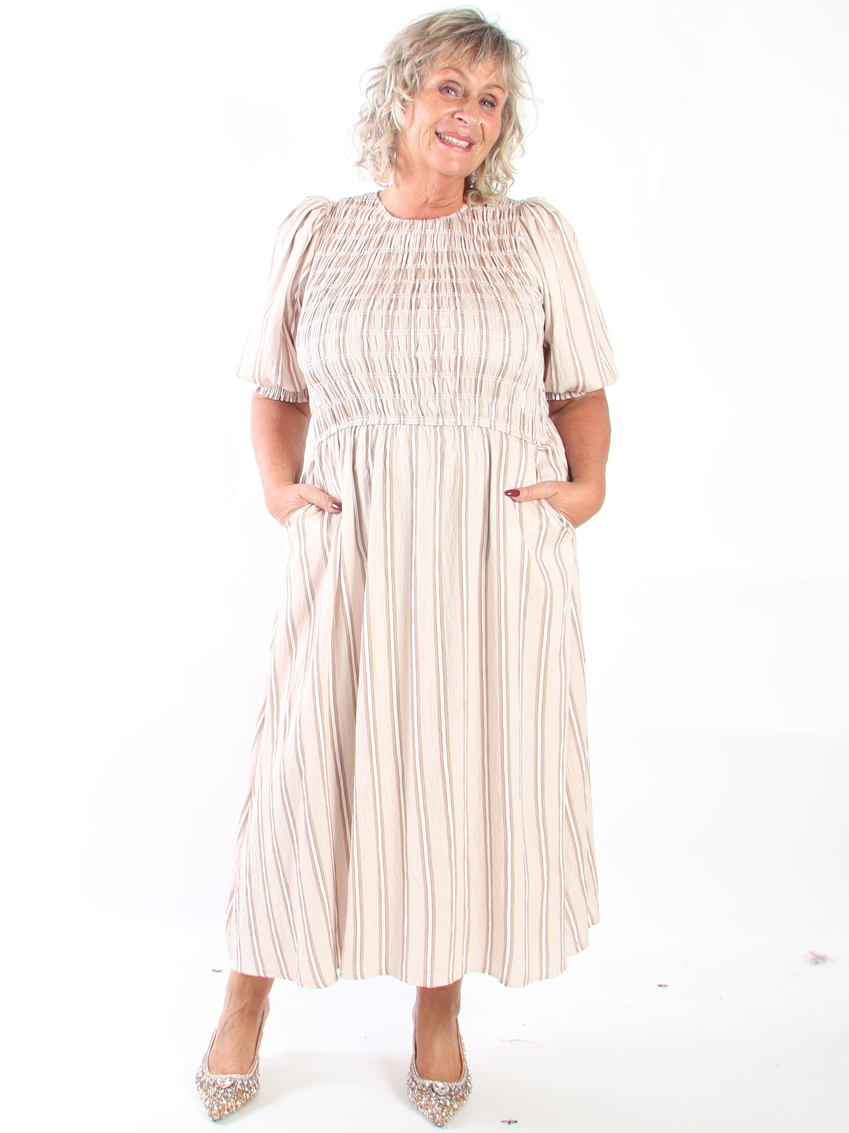 Amalie - Feminin stribet plus size kjole i viskose med smock over brystet og søde pufærmer