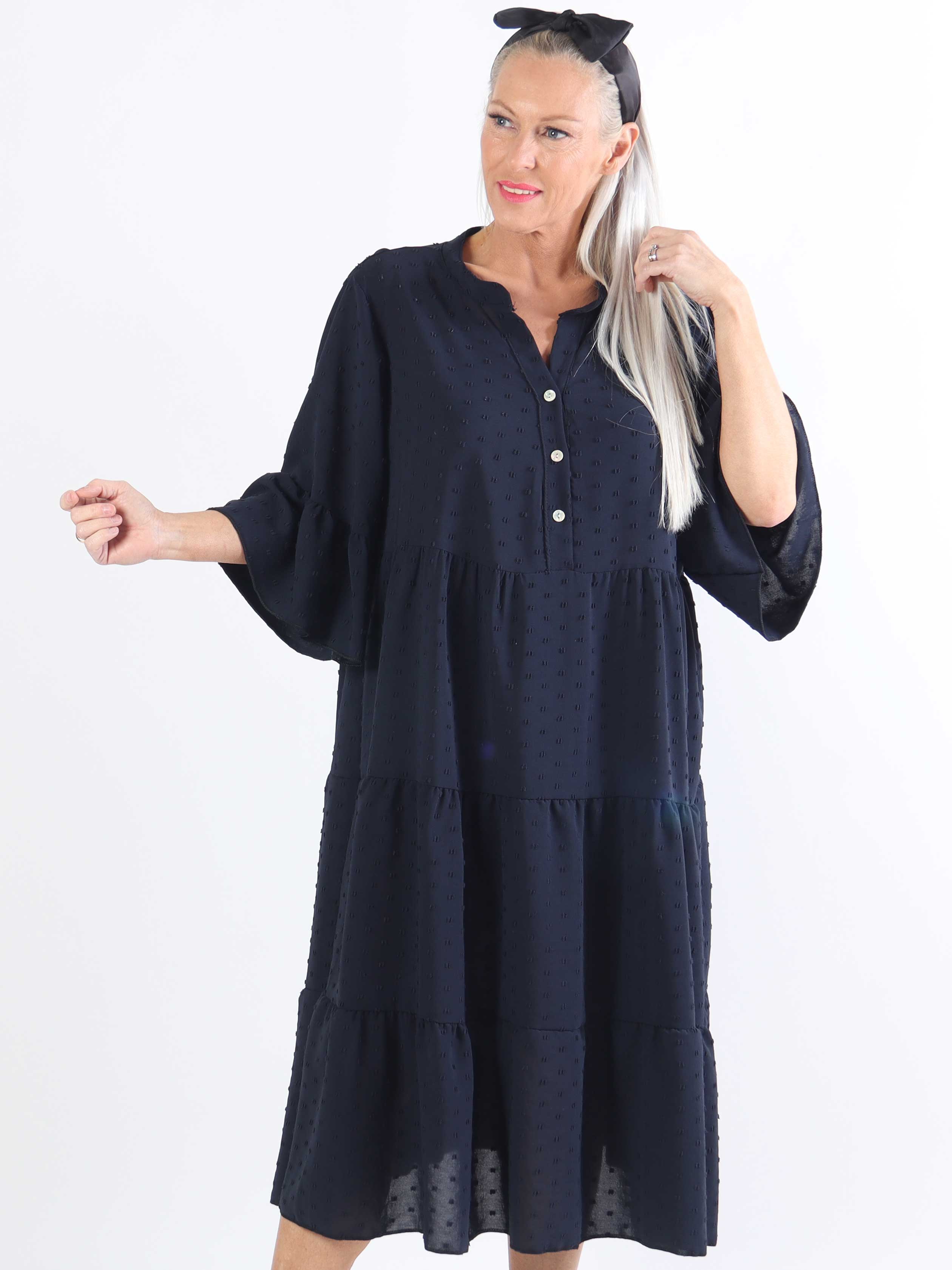 Amanda - Feminin plus size kjole med søde ærmer