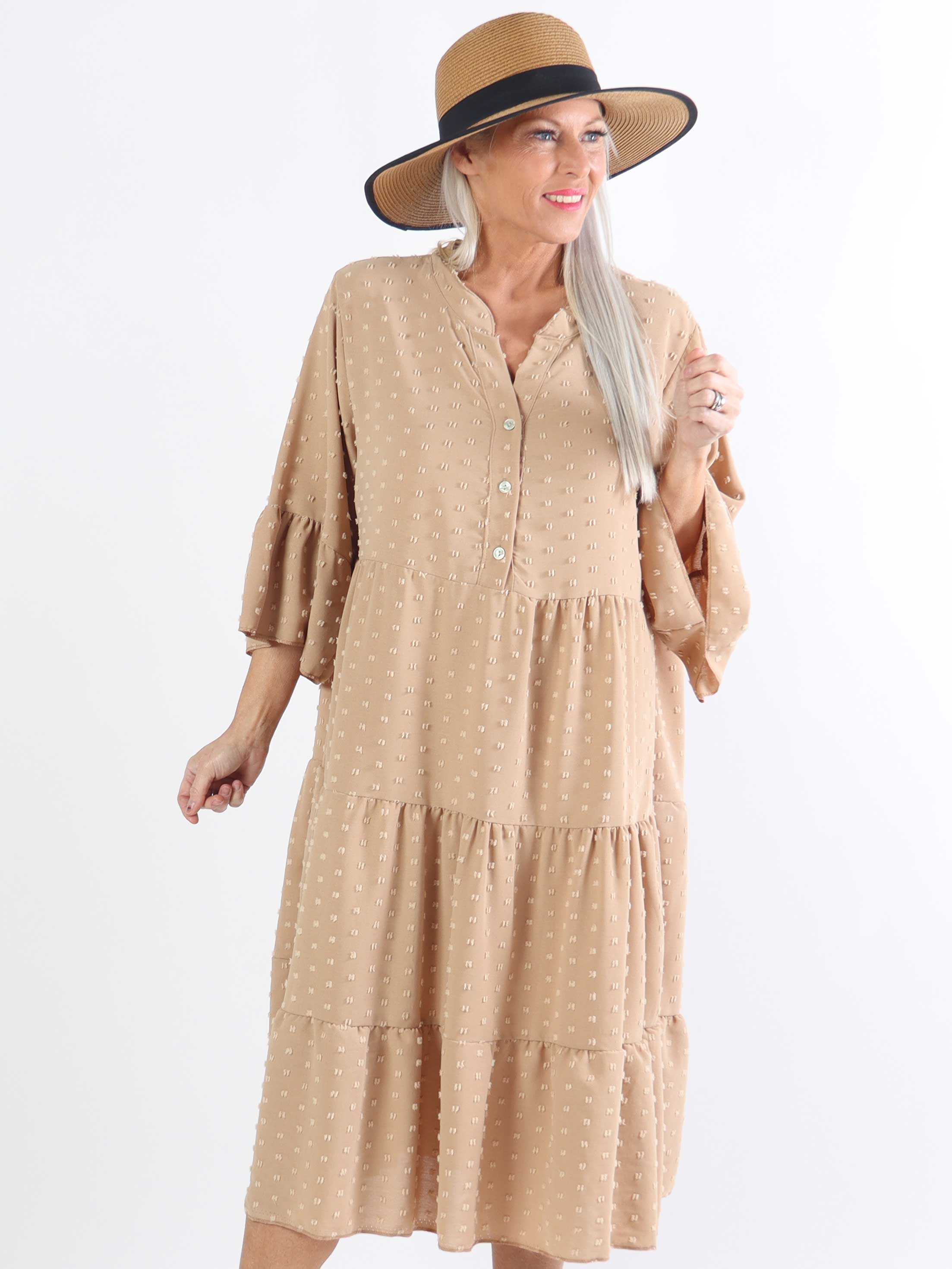 Amanda - Feminin plus size kjole med søde ærmer