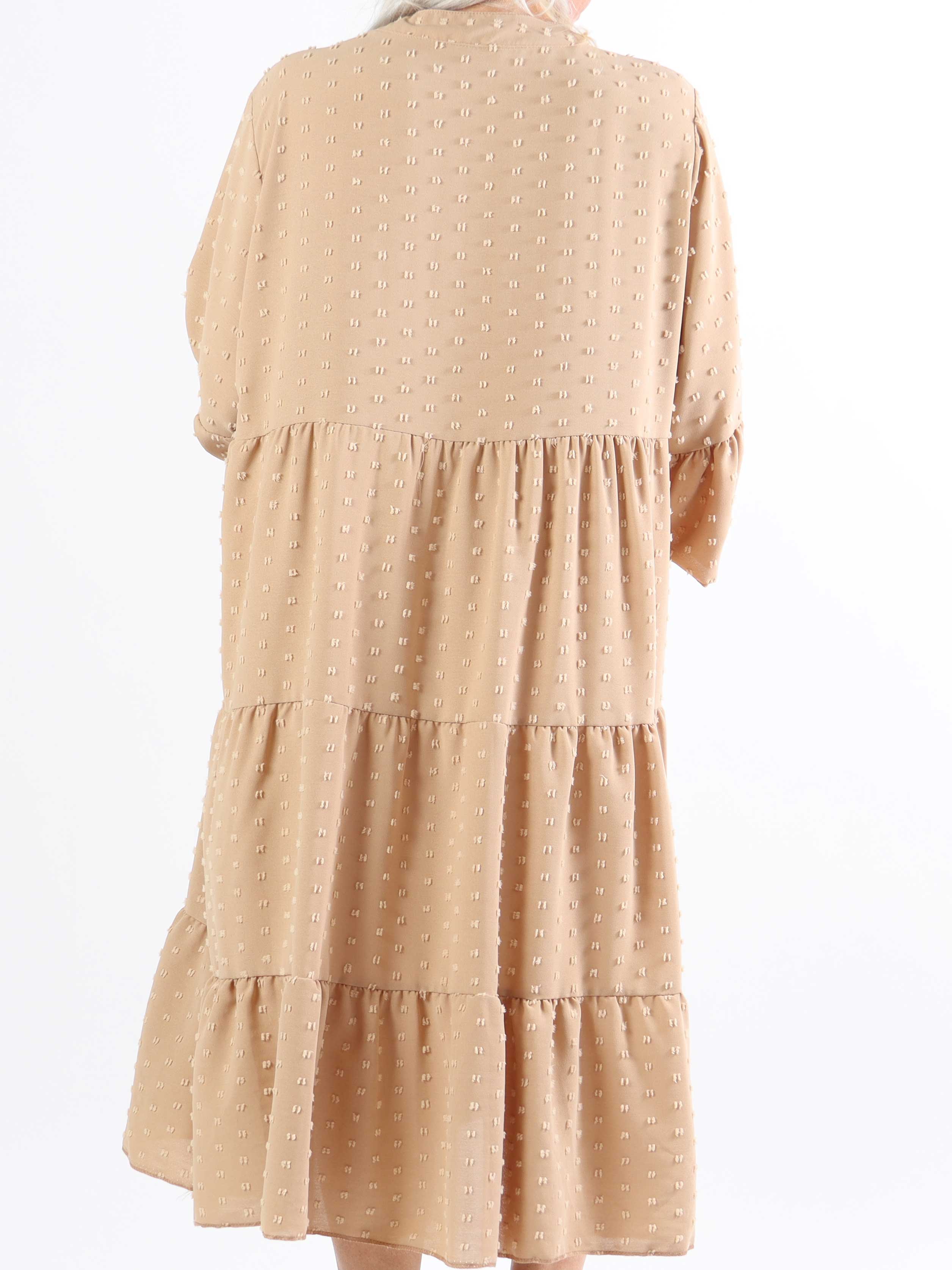 Amanda - Feminin plus size kjole med søde ærmer