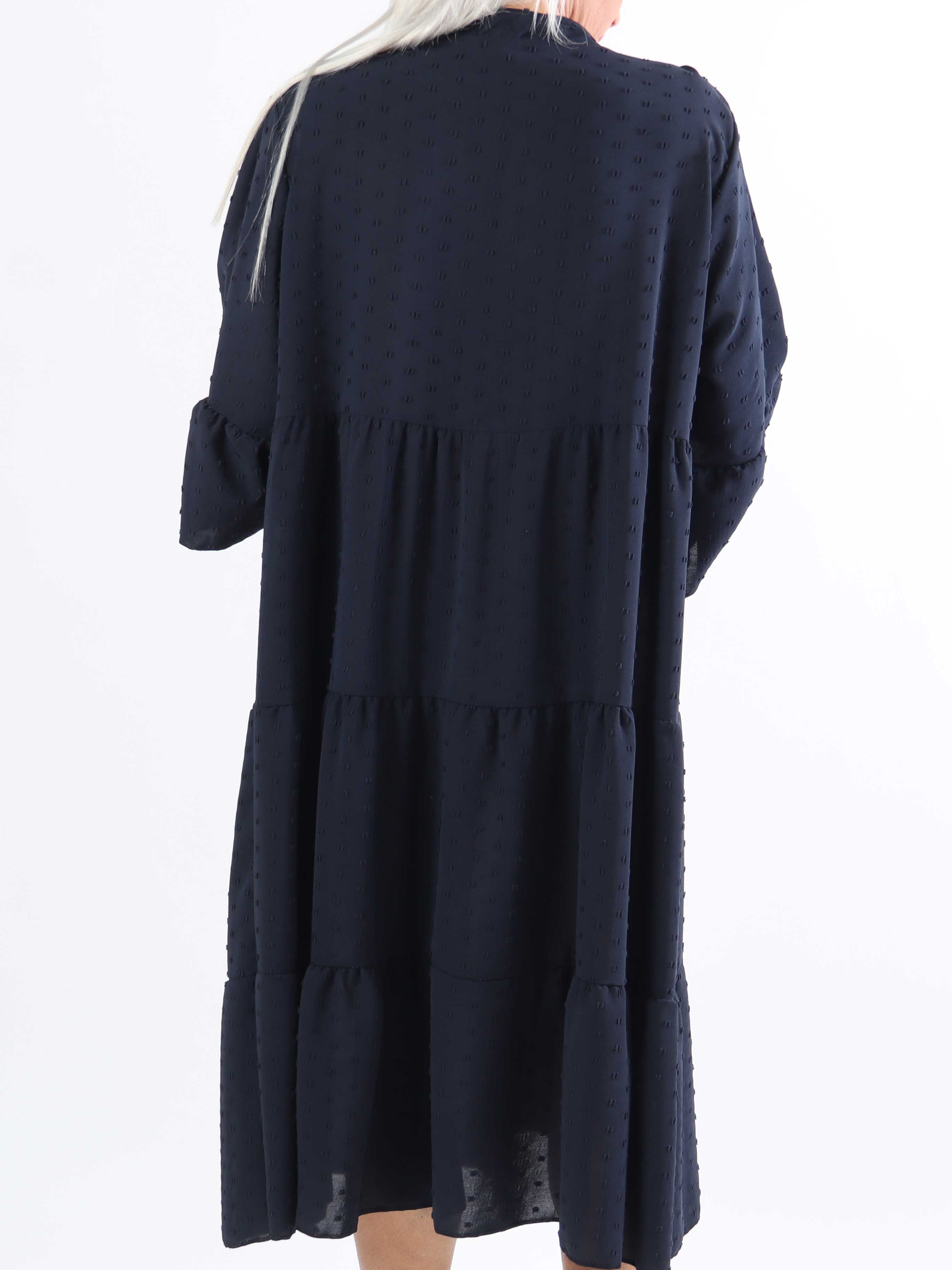 Amanda - Feminin plus size kjole med søde ærmer