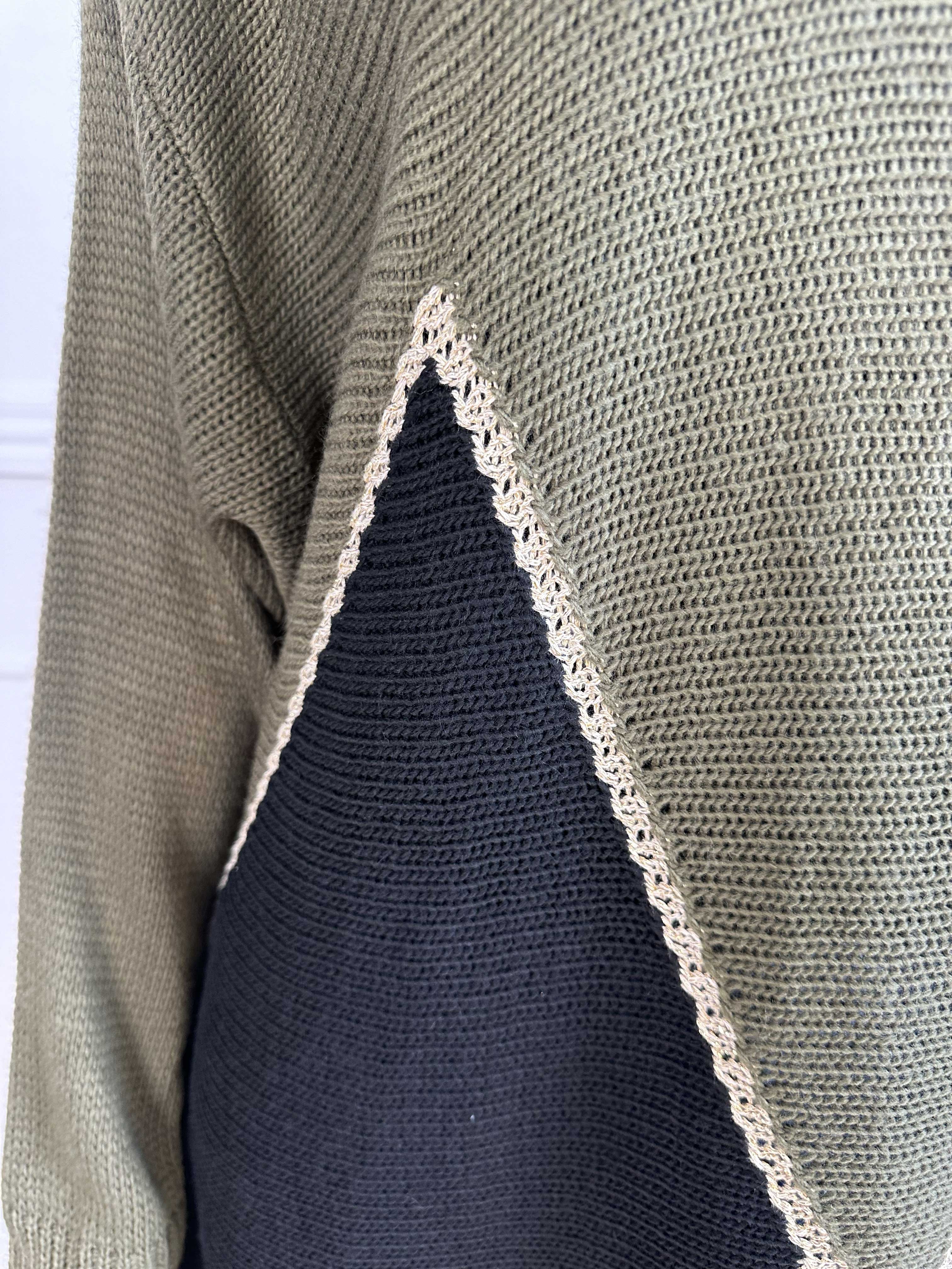 Amara - Tofarvet strikkjole med gulddetaljer