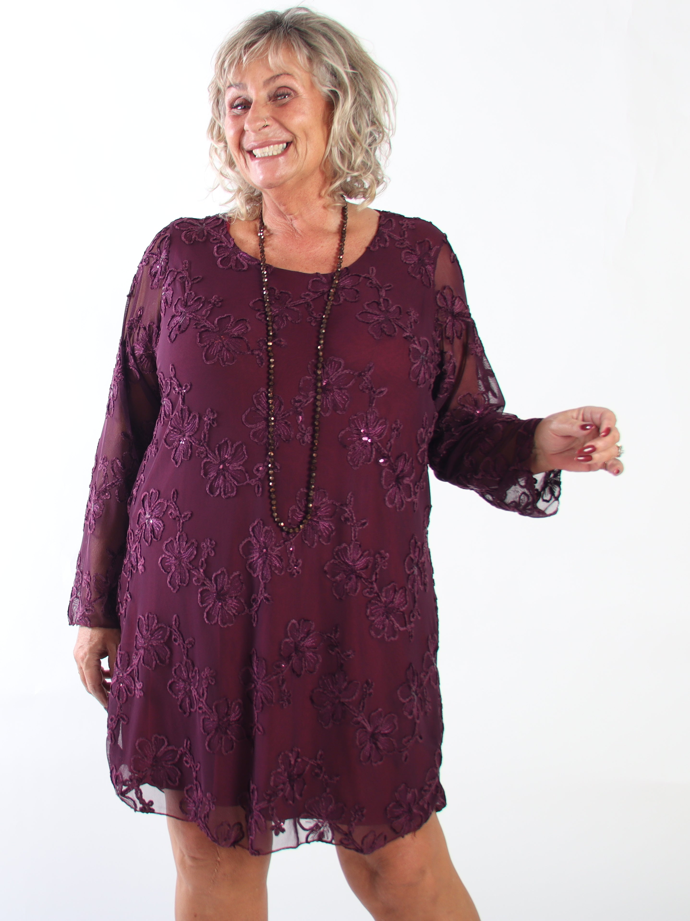 Amelia - Feminin plus size kjole i mesh med fine blomster i blød velour og glitrende pailletter