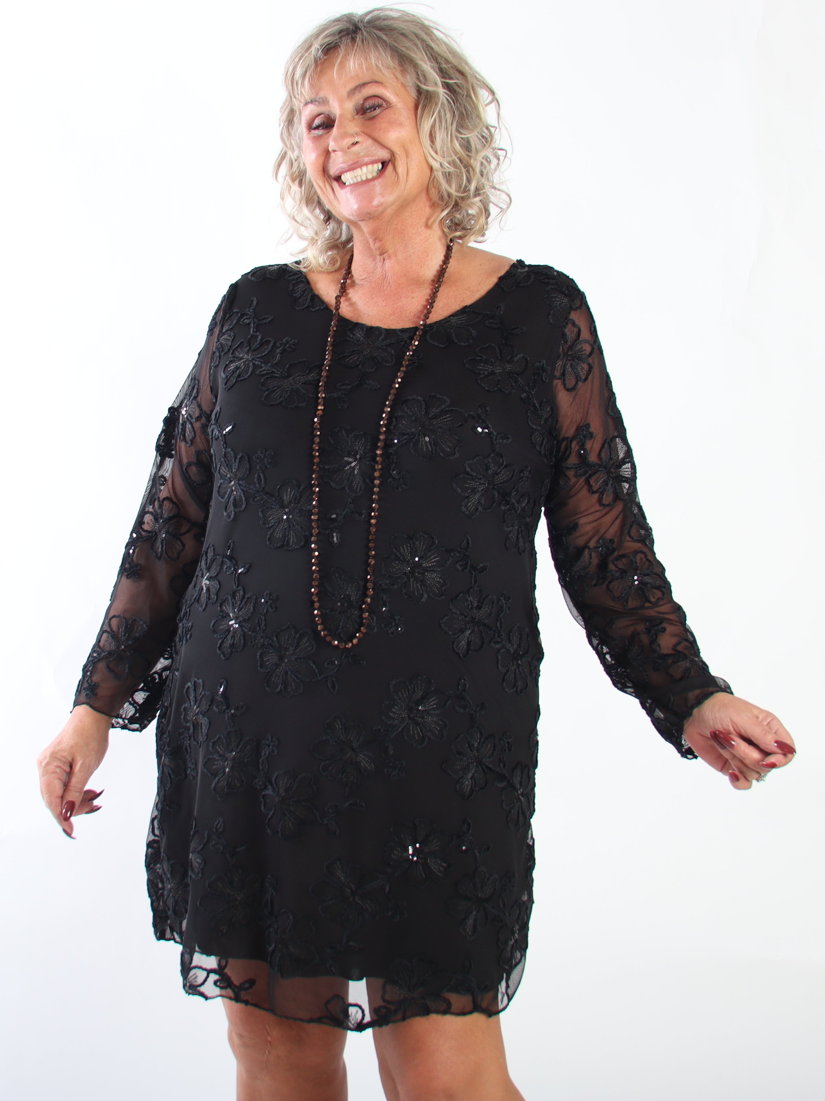 Amelia - Feminin plus size kjole i mesh med fine blomster i blød velour og glitrende pailletter