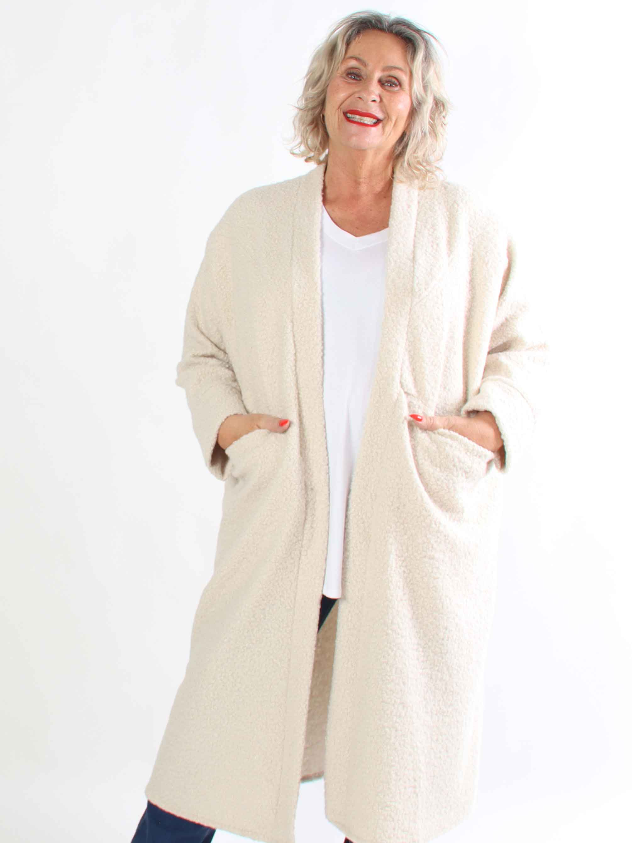 Annah Teddy - Plus size frakke i blødt teddy-stof med tydelige syninger og store lommer