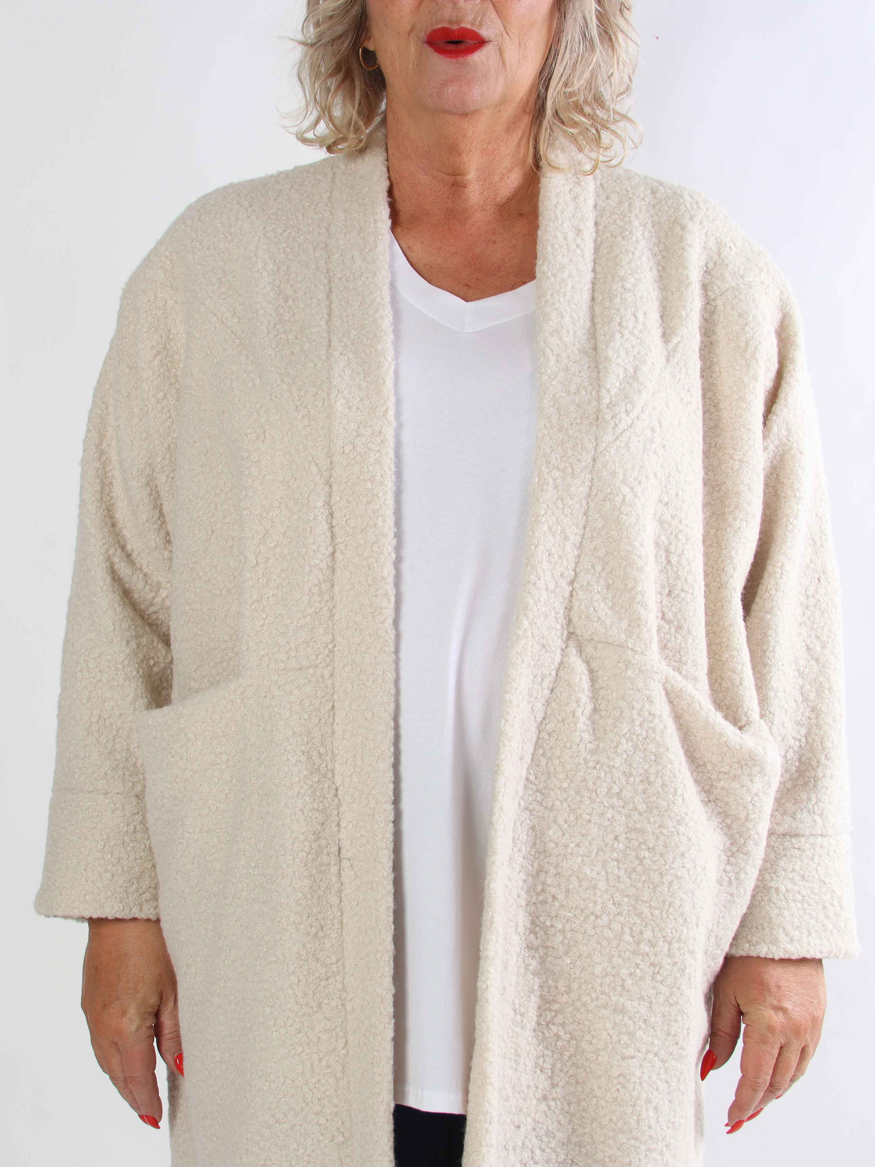 Annah Teddy - Plus size frakke i blødt teddy-stof med tydelige syninger og store lommer