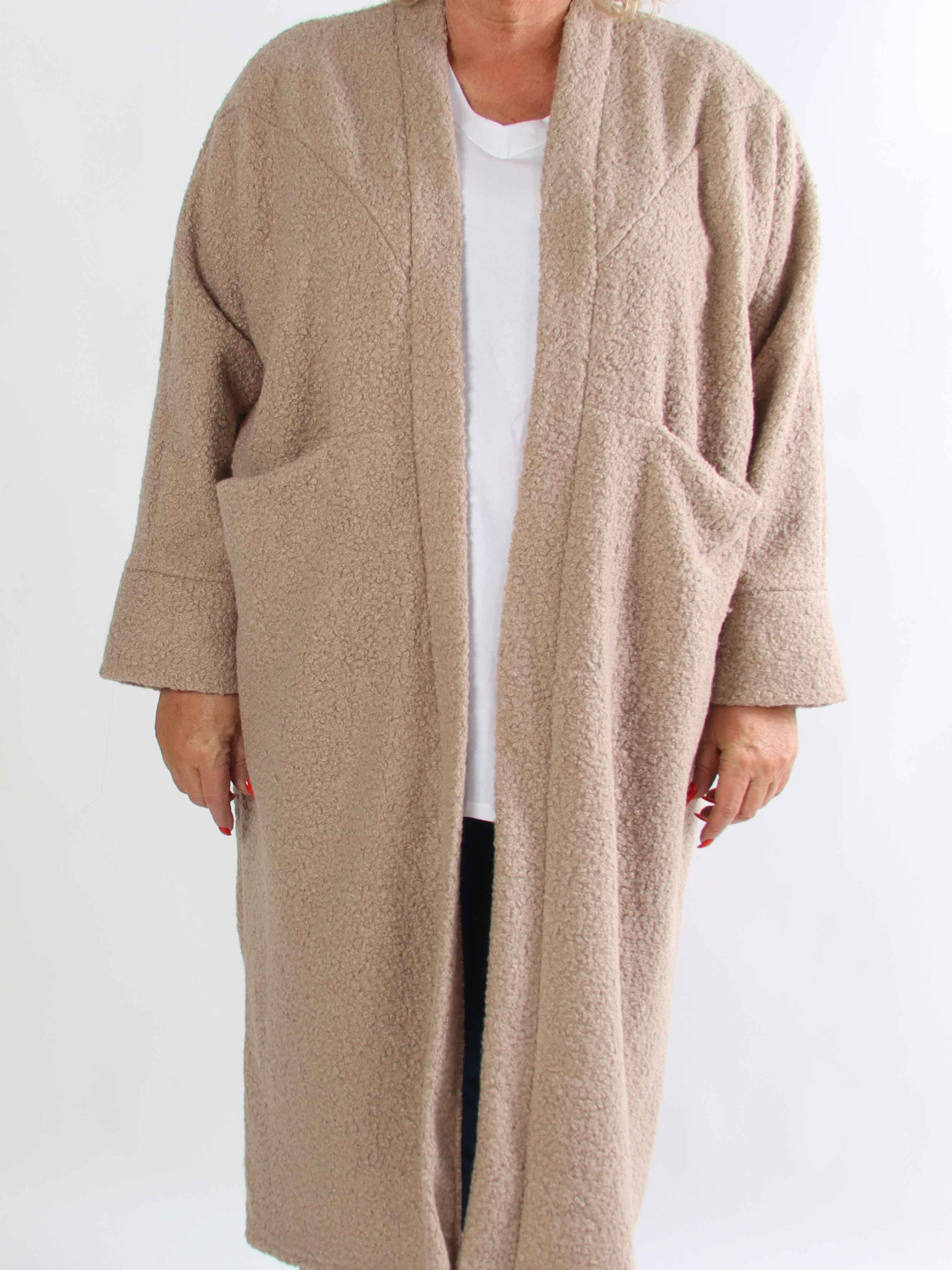 Annah Teddy - Plus size frakke i blødt teddy-stof med tydelige syninger og store lommer