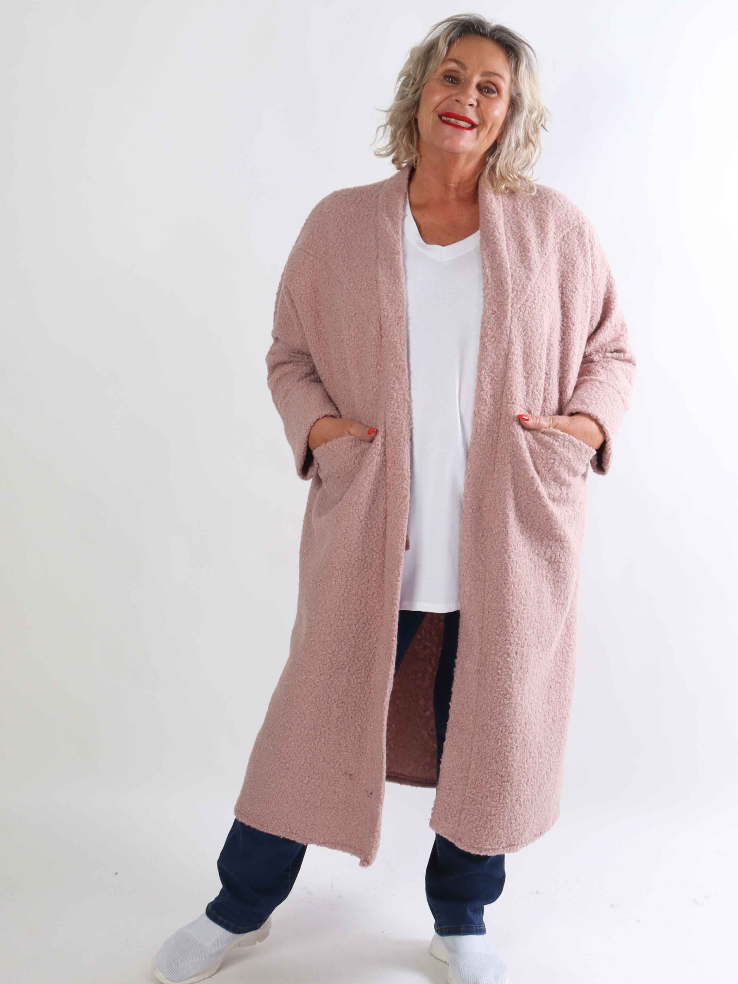 Annah Teddy - Plus size frakke i blødt teddy-stof med tydelige syninger og store lommer