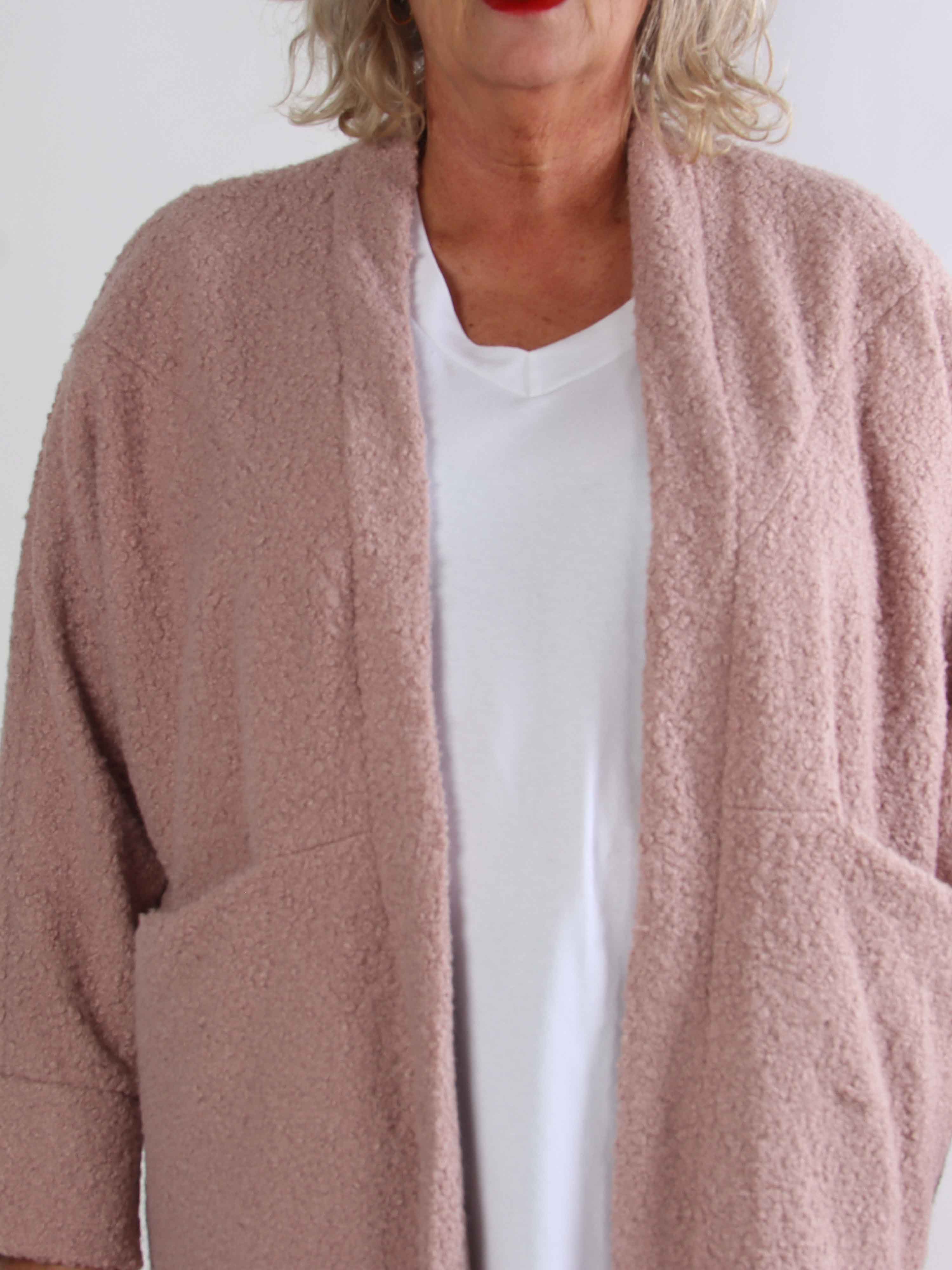 Annah Teddy - Plus size frakke i blødt teddy-stof med tydelige syninger og store lommer