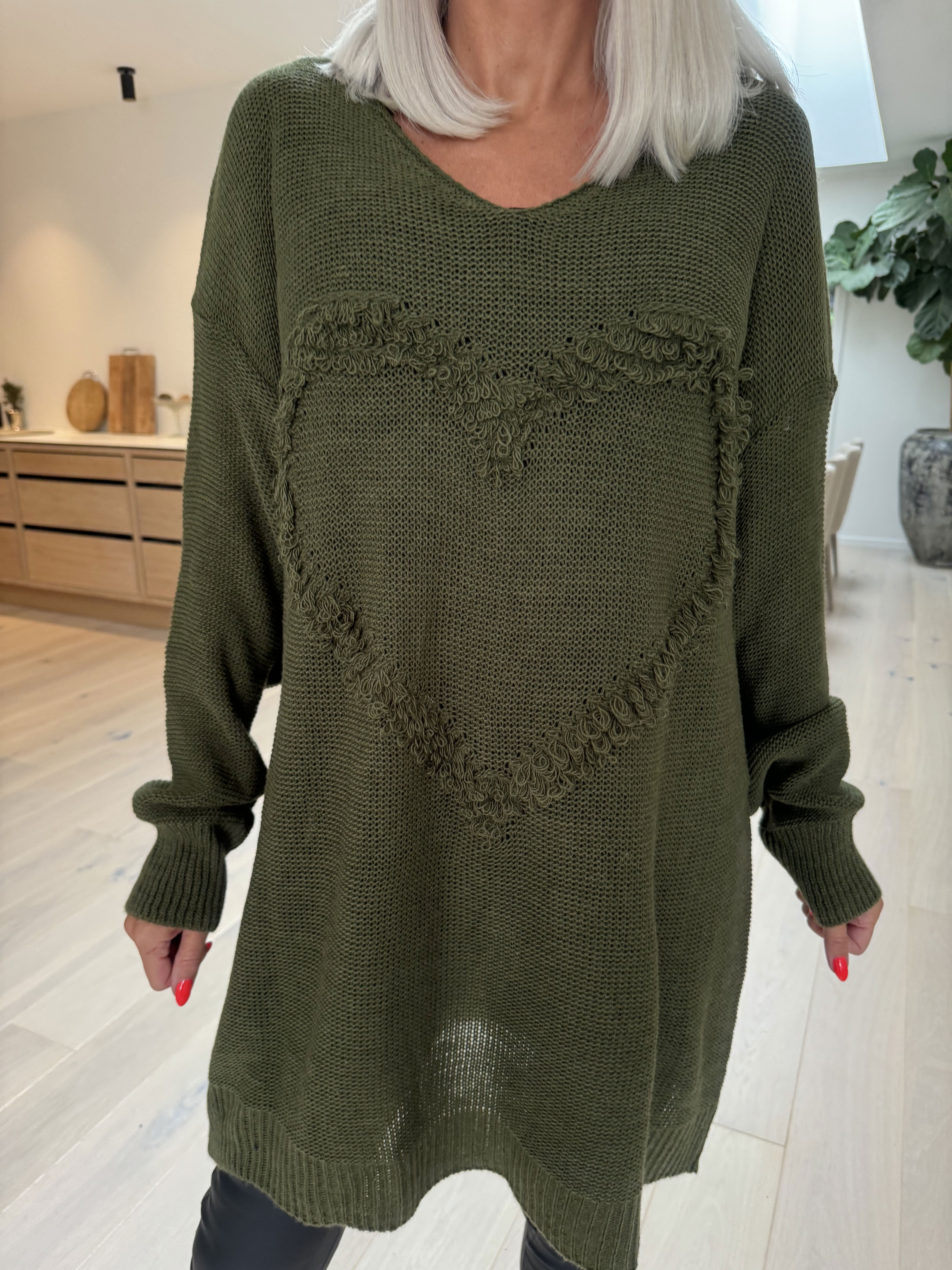 Annalise - Strikkjole med hjerte foran