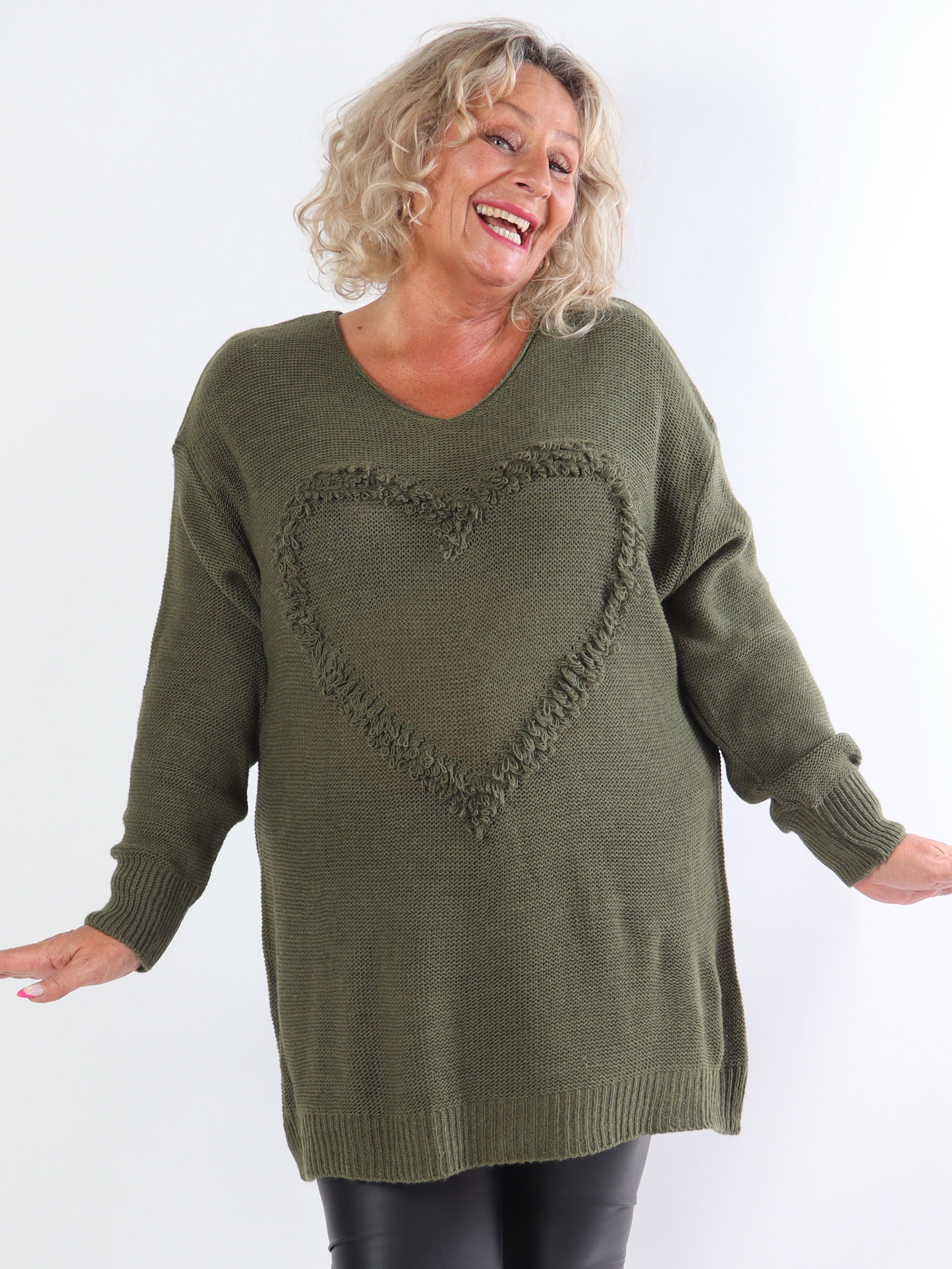 Annalise - Plus size strikkjole med hjerte foran