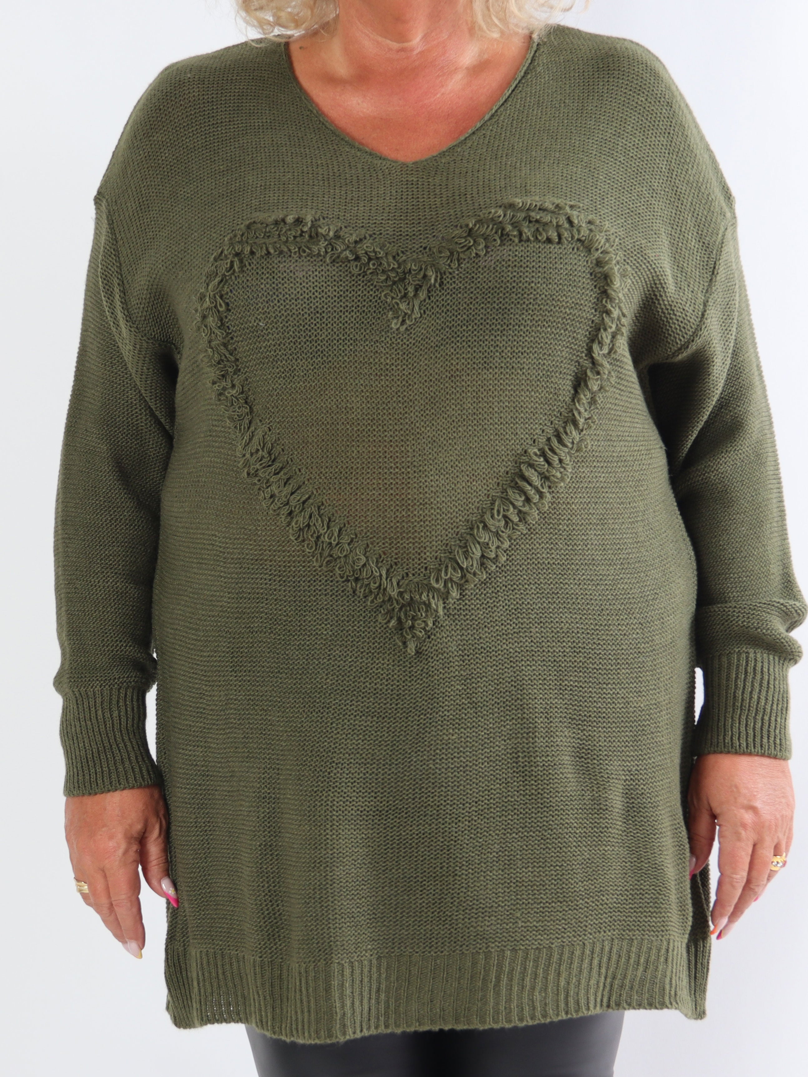 Annalise - Plus size strikkjole med hjerte foran