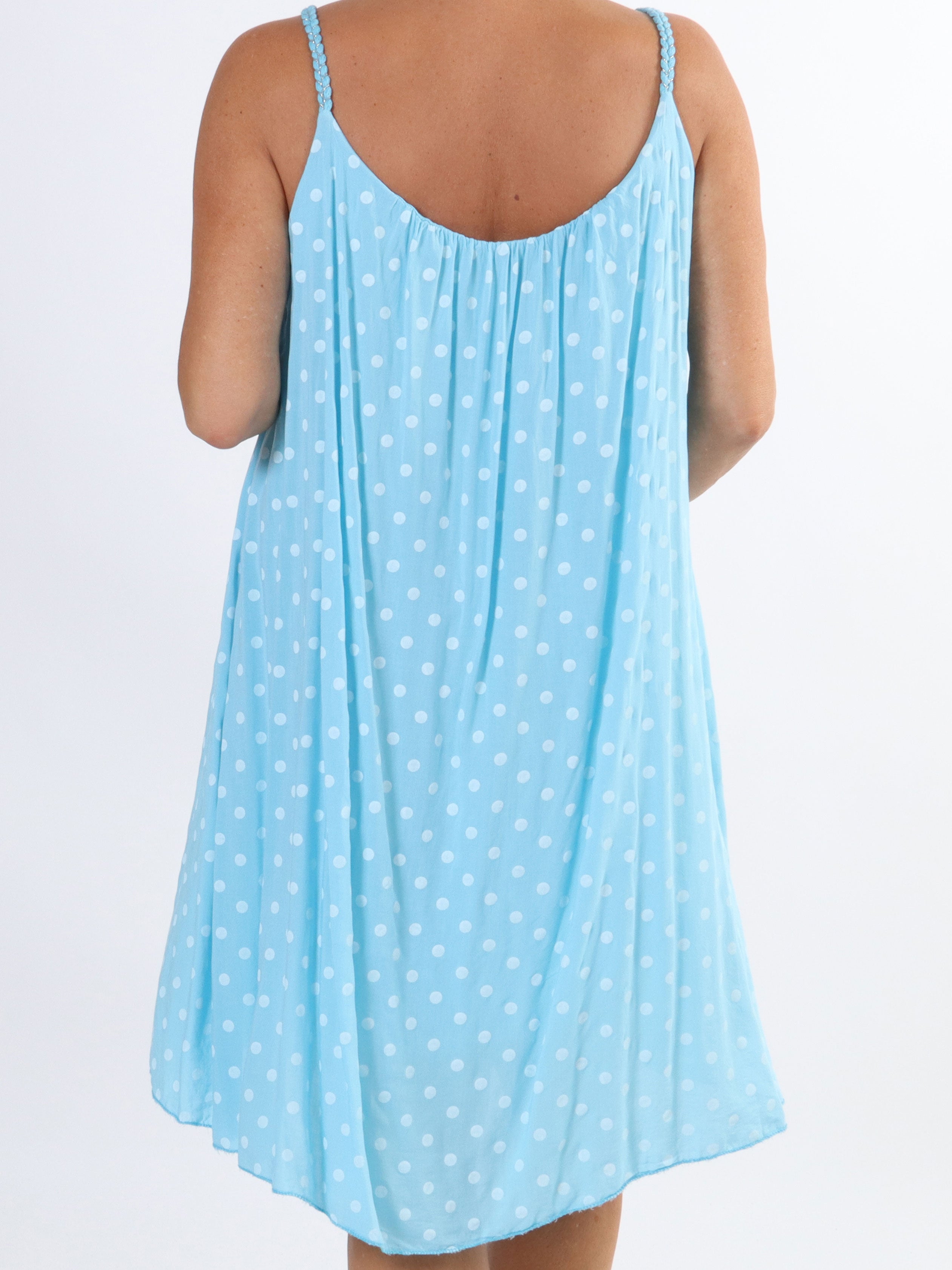 Annie Dot - Prikket plus size kjole i viskose med flettet stropper