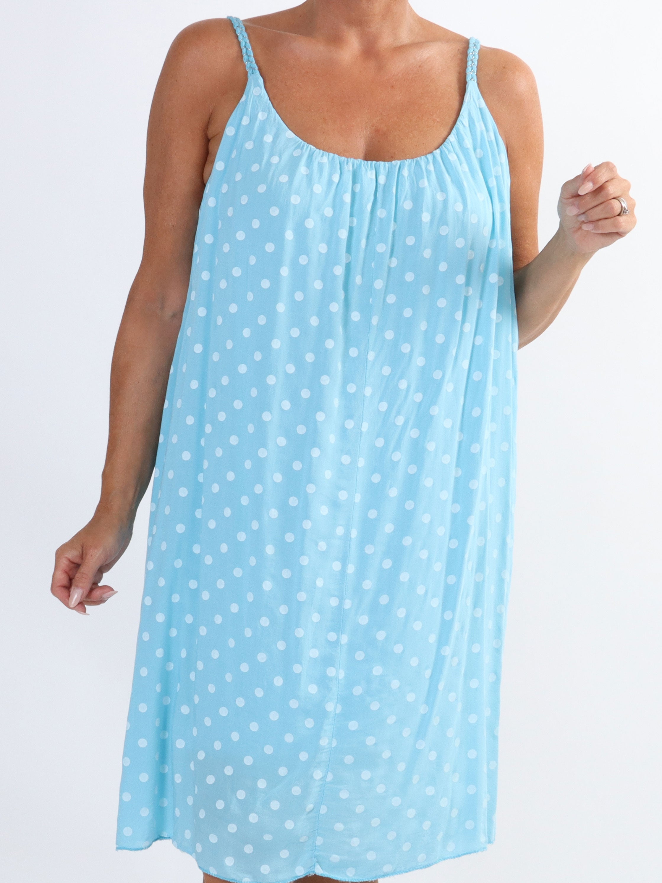 Annie Dot - Prikket plus size kjole i viskose med flettet stropper