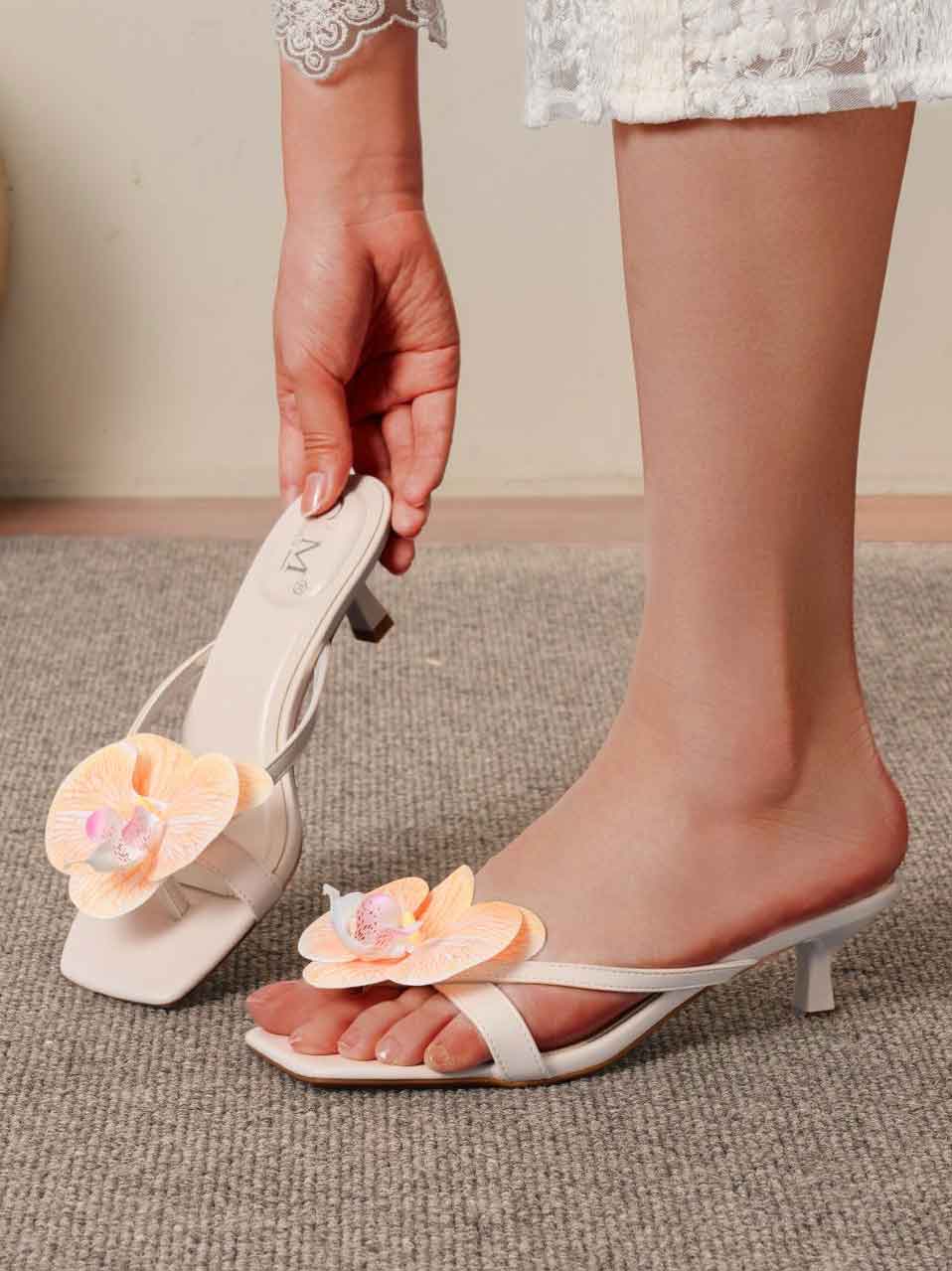 Archidea - Fin sandal med lille hæl og pyntet med en orkidé