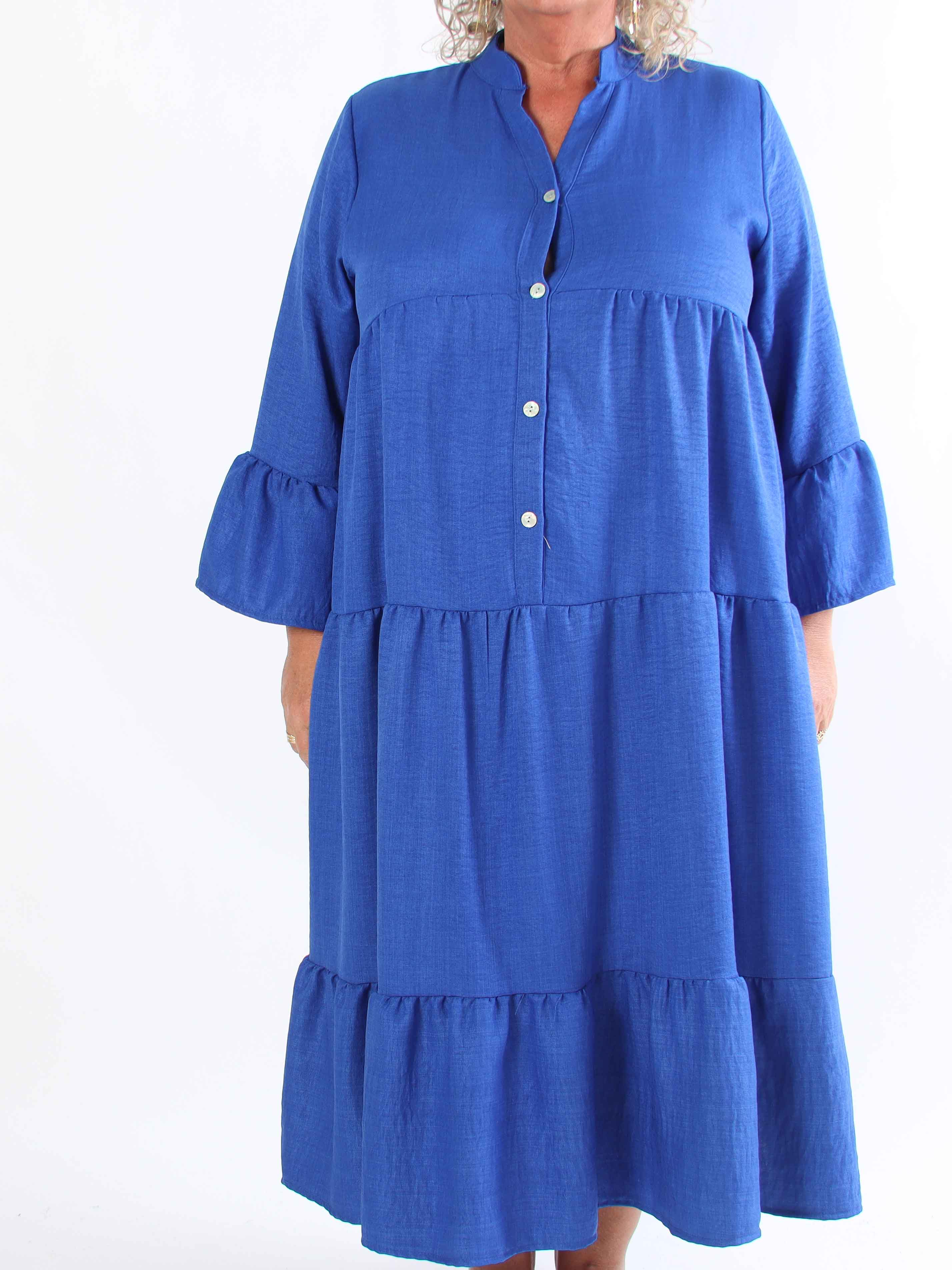 Arjana - Plus size kjole med lag på lag look og knapper