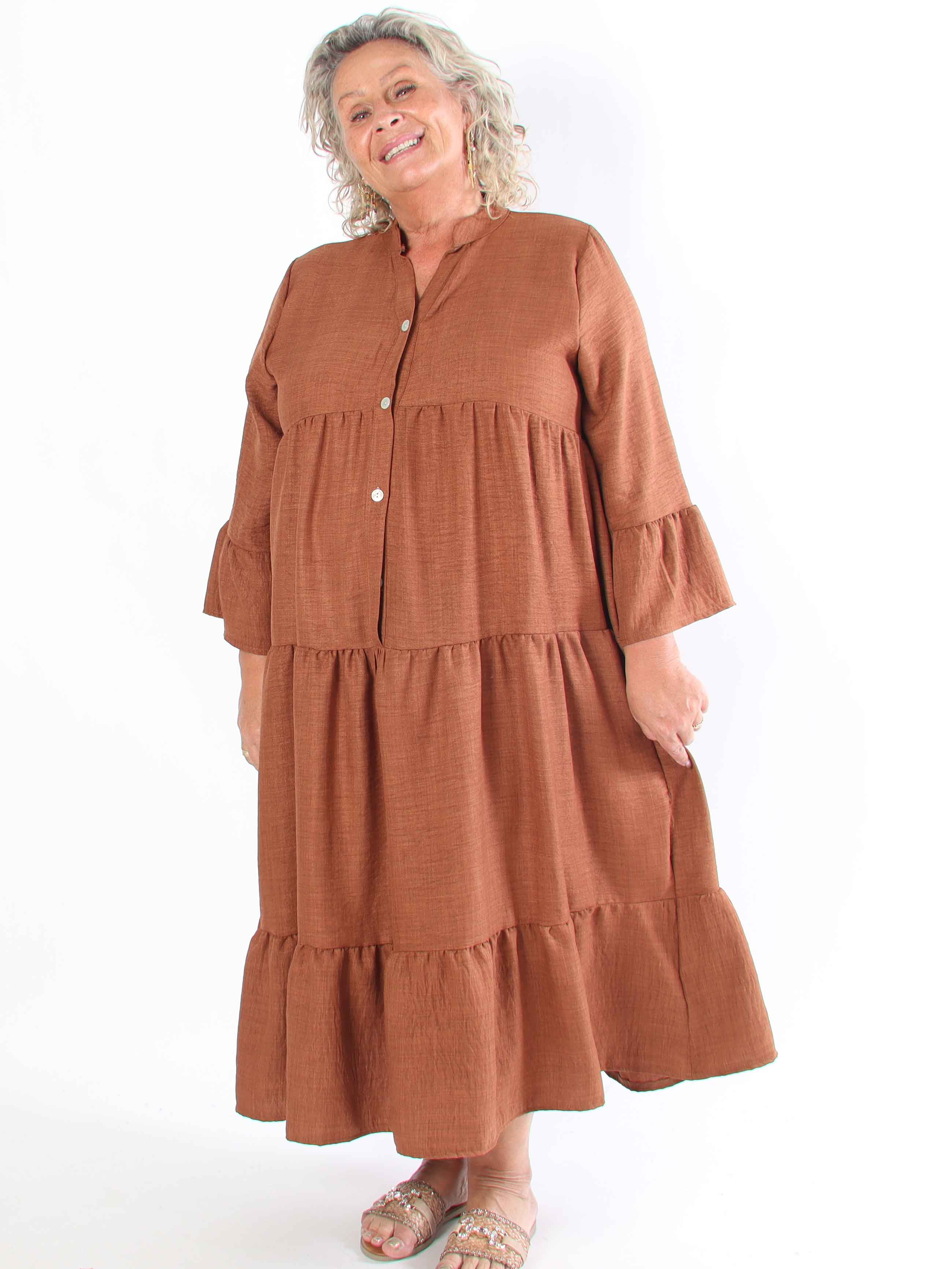 Arjana - Plus size kjole med lag på lag look og knapper