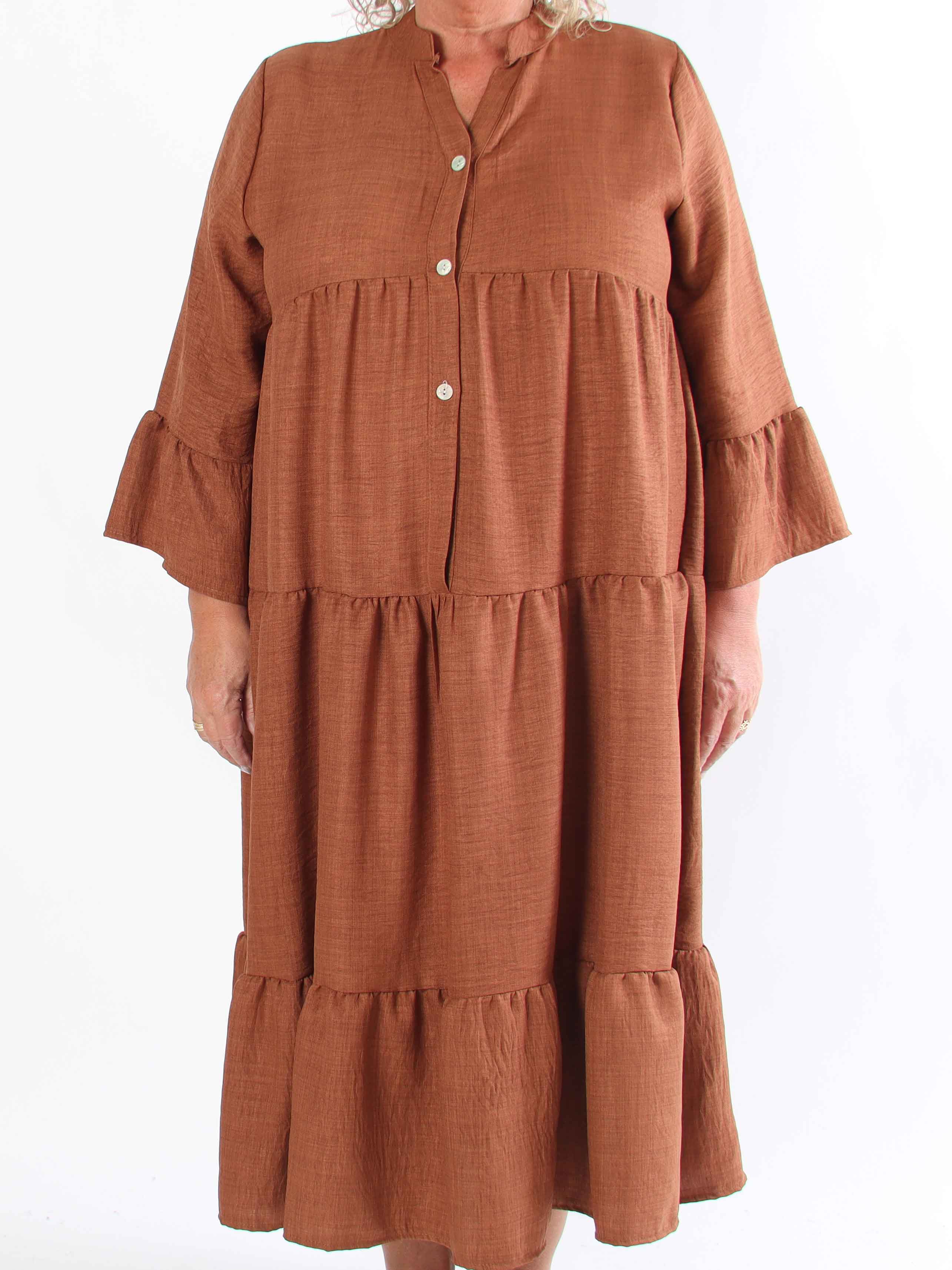 Arjana - Plus size kjole med lag på lag look og knapper