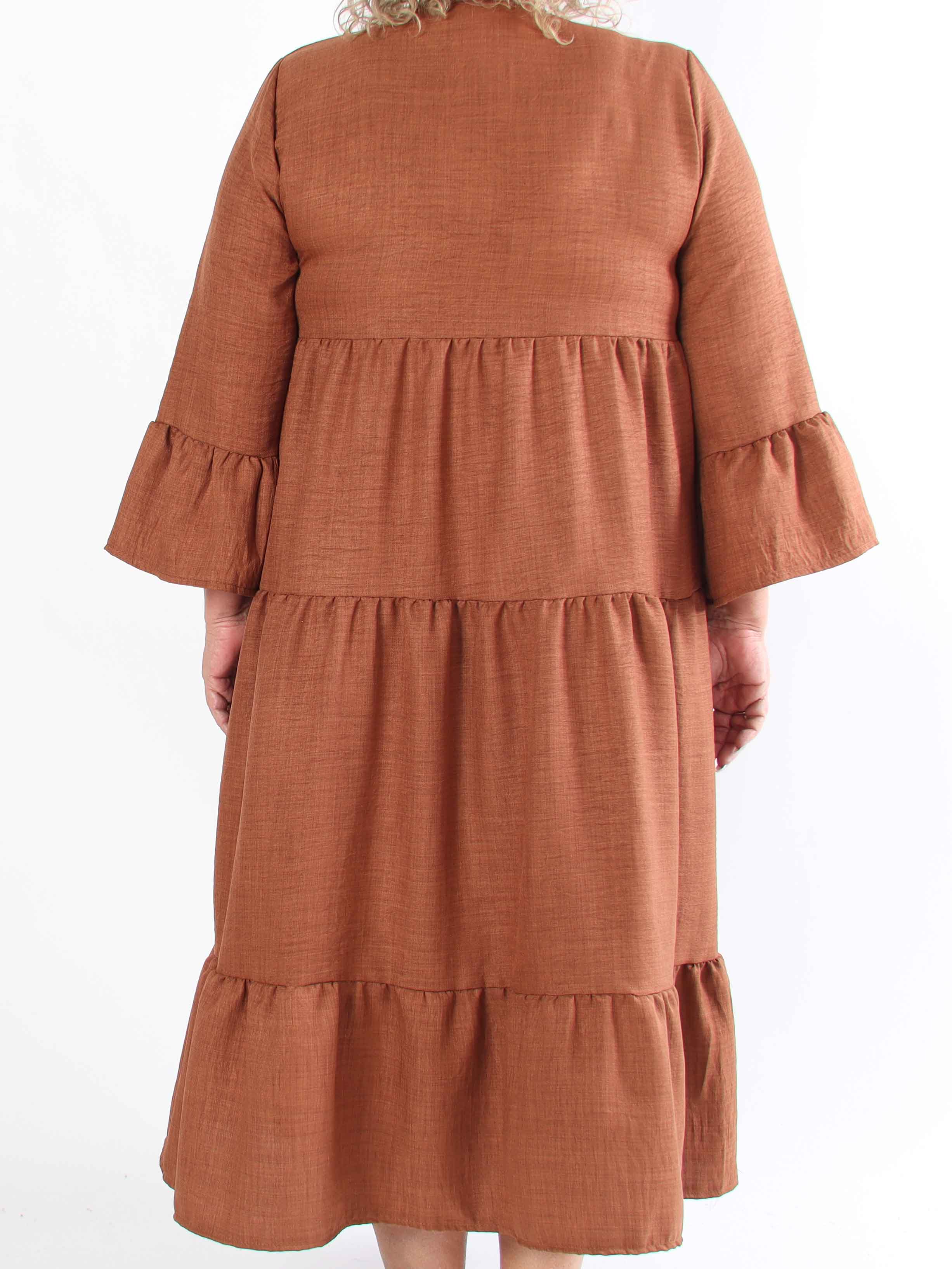 Arjana - Plus size kjole med lag på lag look og knapper