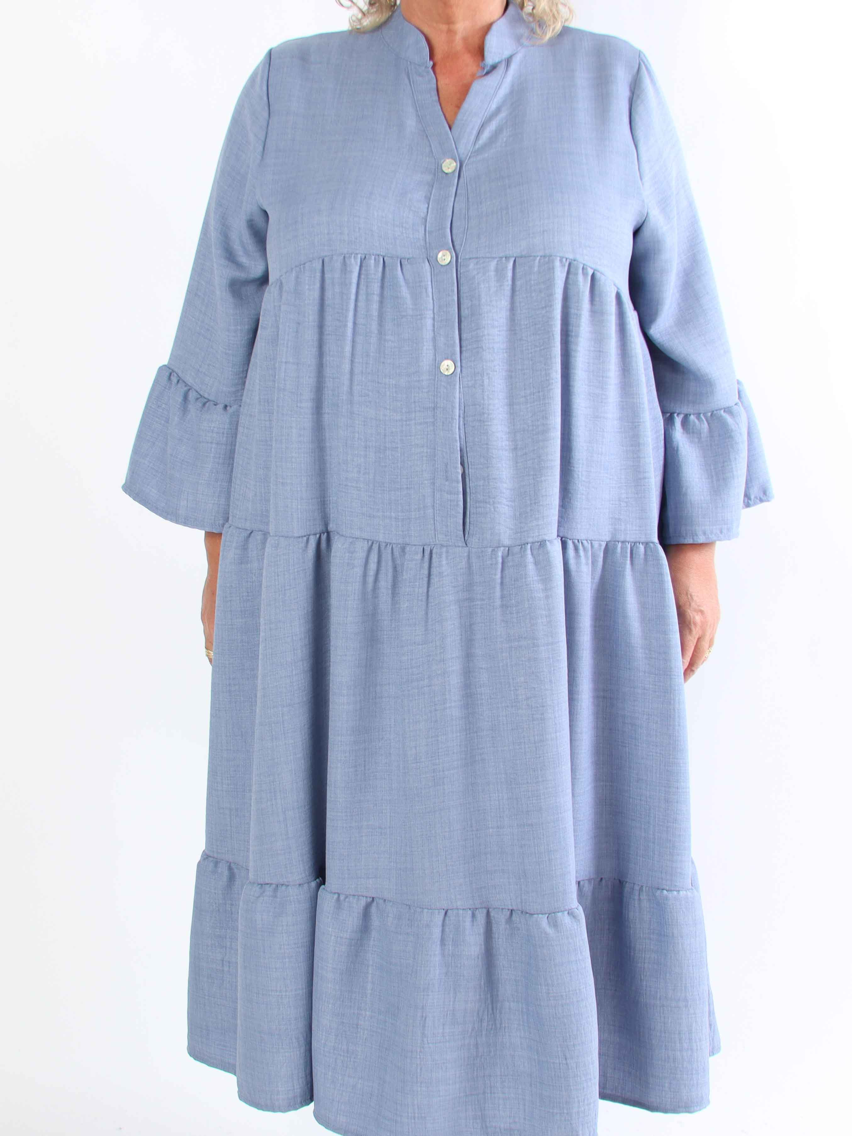 Arjana - Plus size kjole med lag på lag look og knapper